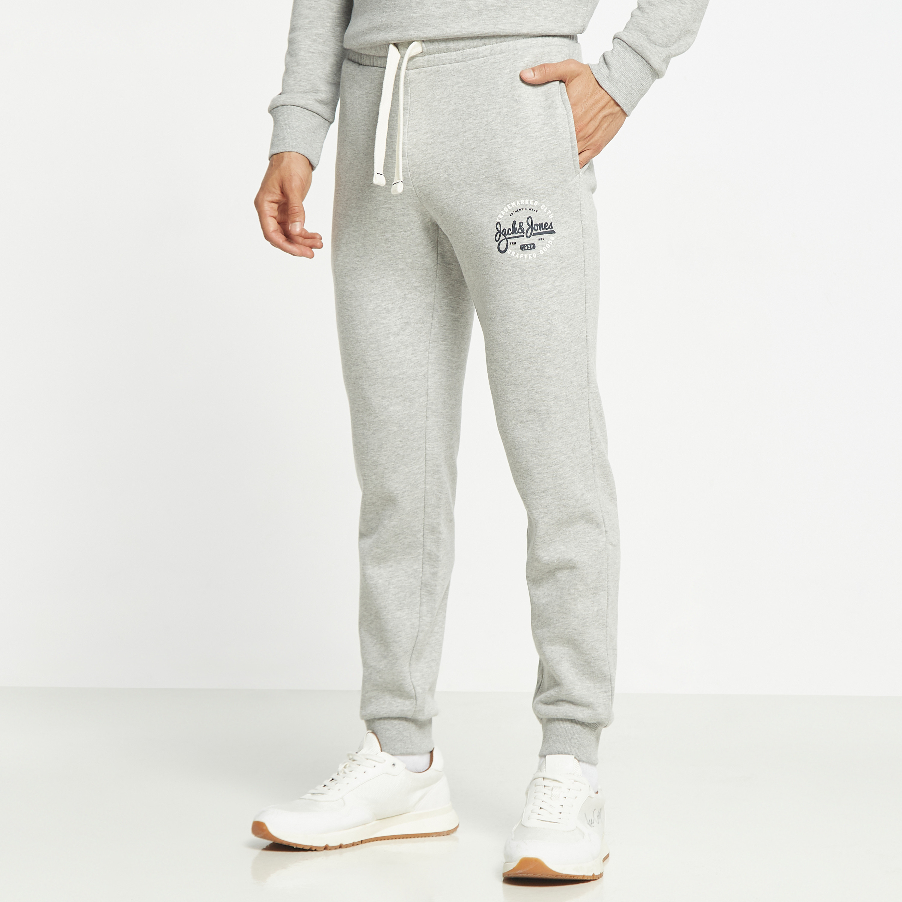 جوغر من جاك آند جونز برباط ذو متوسط الارتفاع مع شعار-men-clothing-bottoms-joggers-image-9
