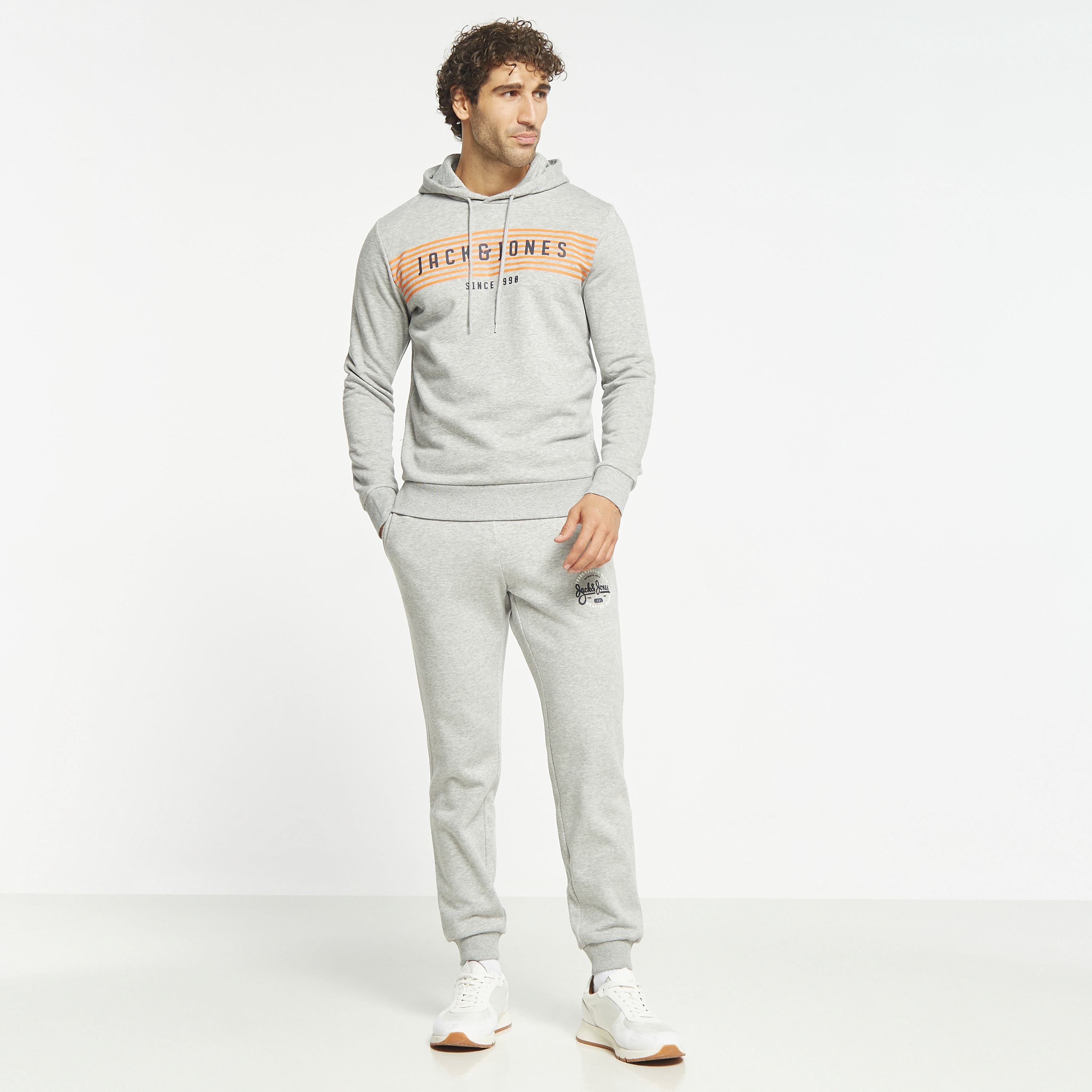  جوغر من جاك آند جونز برباط ذو متوسط الارتفاع مع شعار-men-clothing-bottoms-joggers-image-10