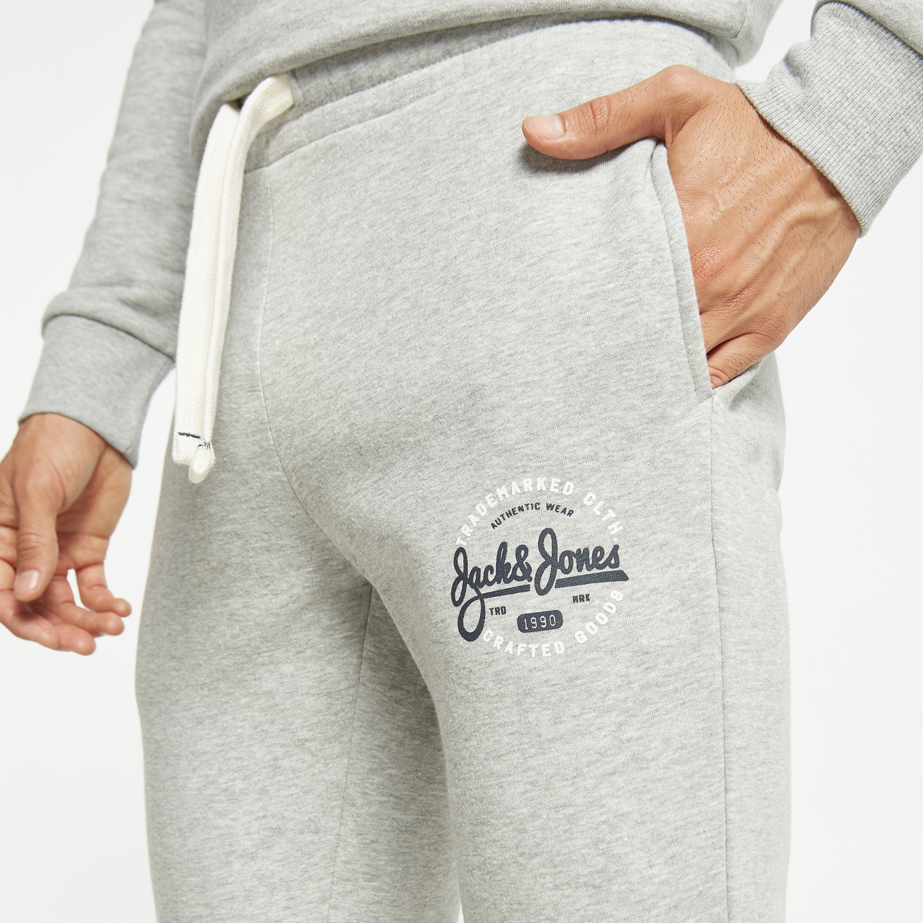  جوغر من جاك آند جونز برباط ذو متوسط الارتفاع مع شعار-men-clothing-bottoms-joggers-image-12