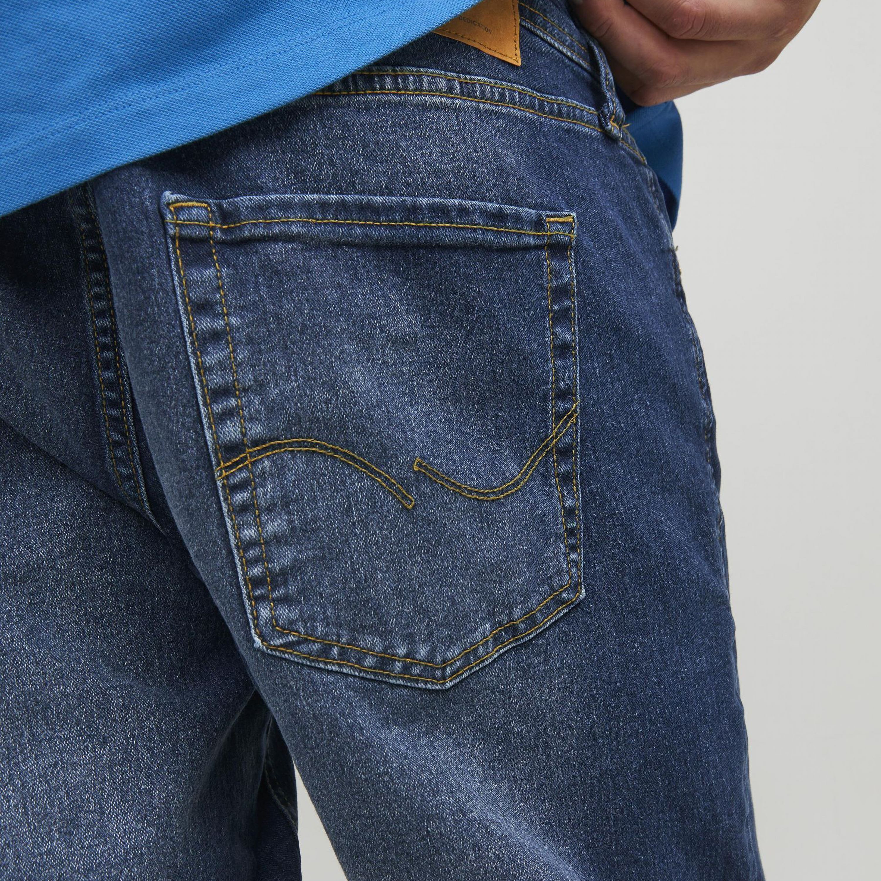 بنطال جينز ذو قصة ضيقة ومغسول متوسط الارتفاع من جاك آند جونز-men-clothing-bottoms-jeans-image-3