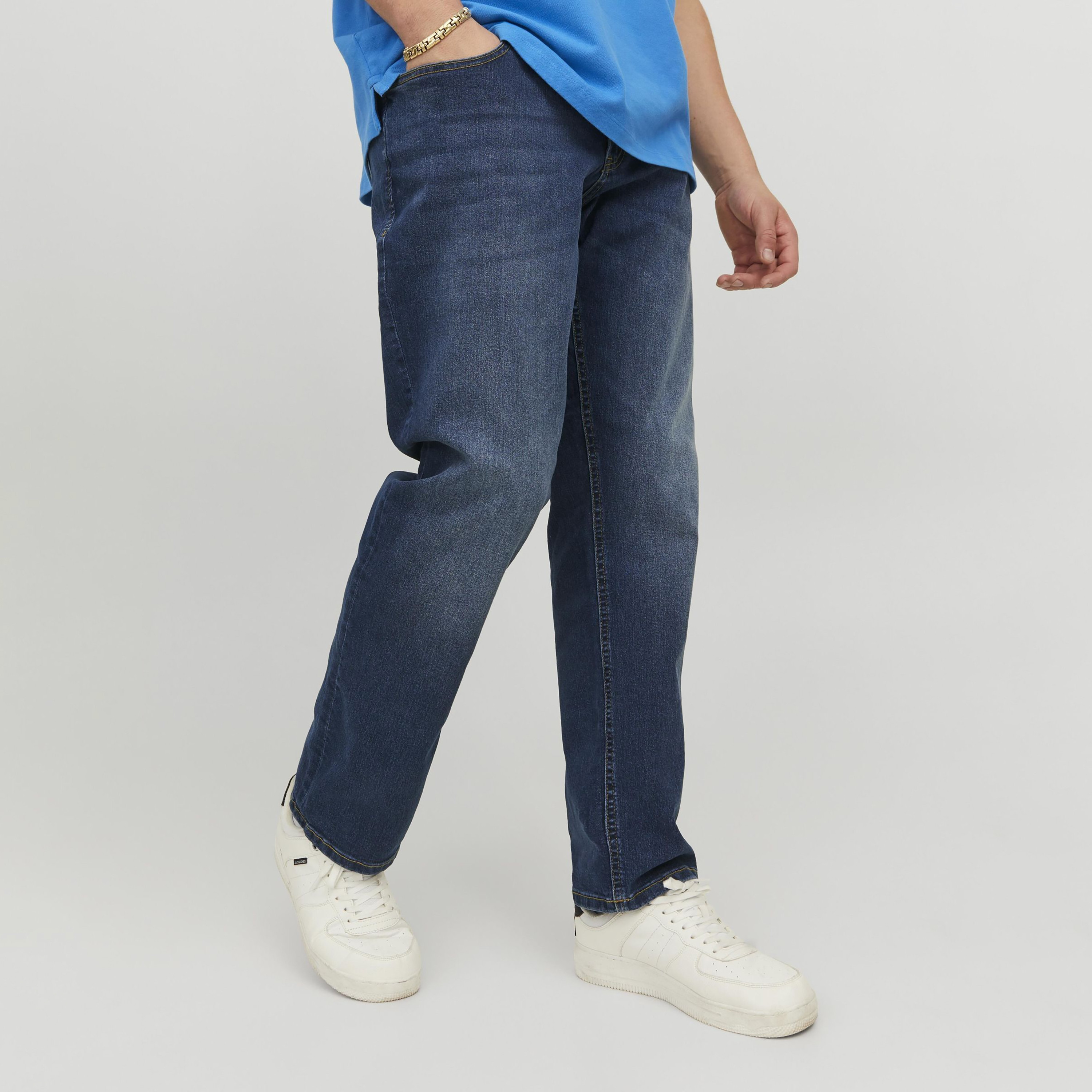 بنطال جينز ذو قصة ضيقة ومغسول متوسط الارتفاع من جاك آند جونز-men-clothing-bottoms-jeans-image-5