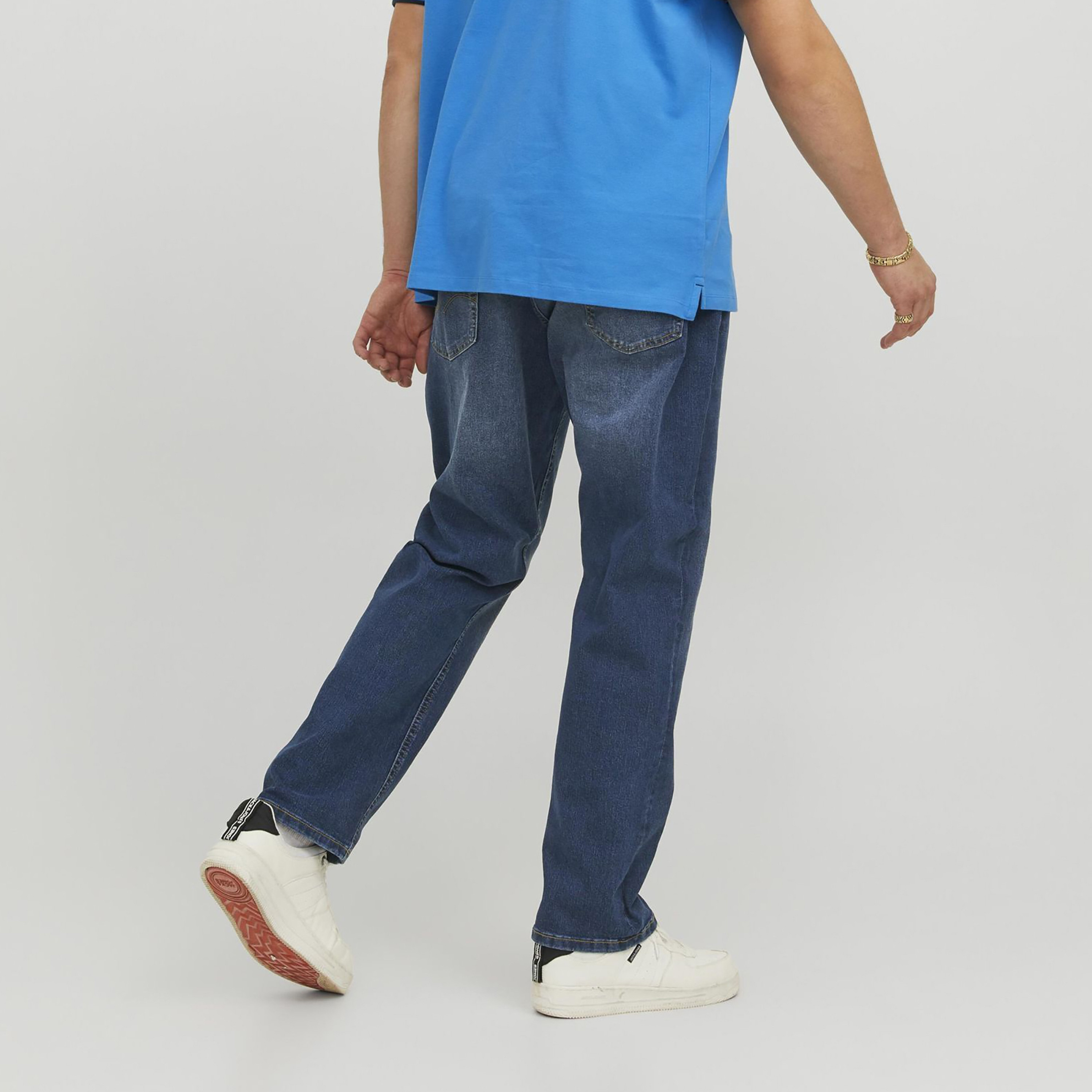 بنطال جينز ذو قصة ضيقة ومغسول متوسط الارتفاع من جاك آند جونز-men-clothing-bottoms-jeans-image-8