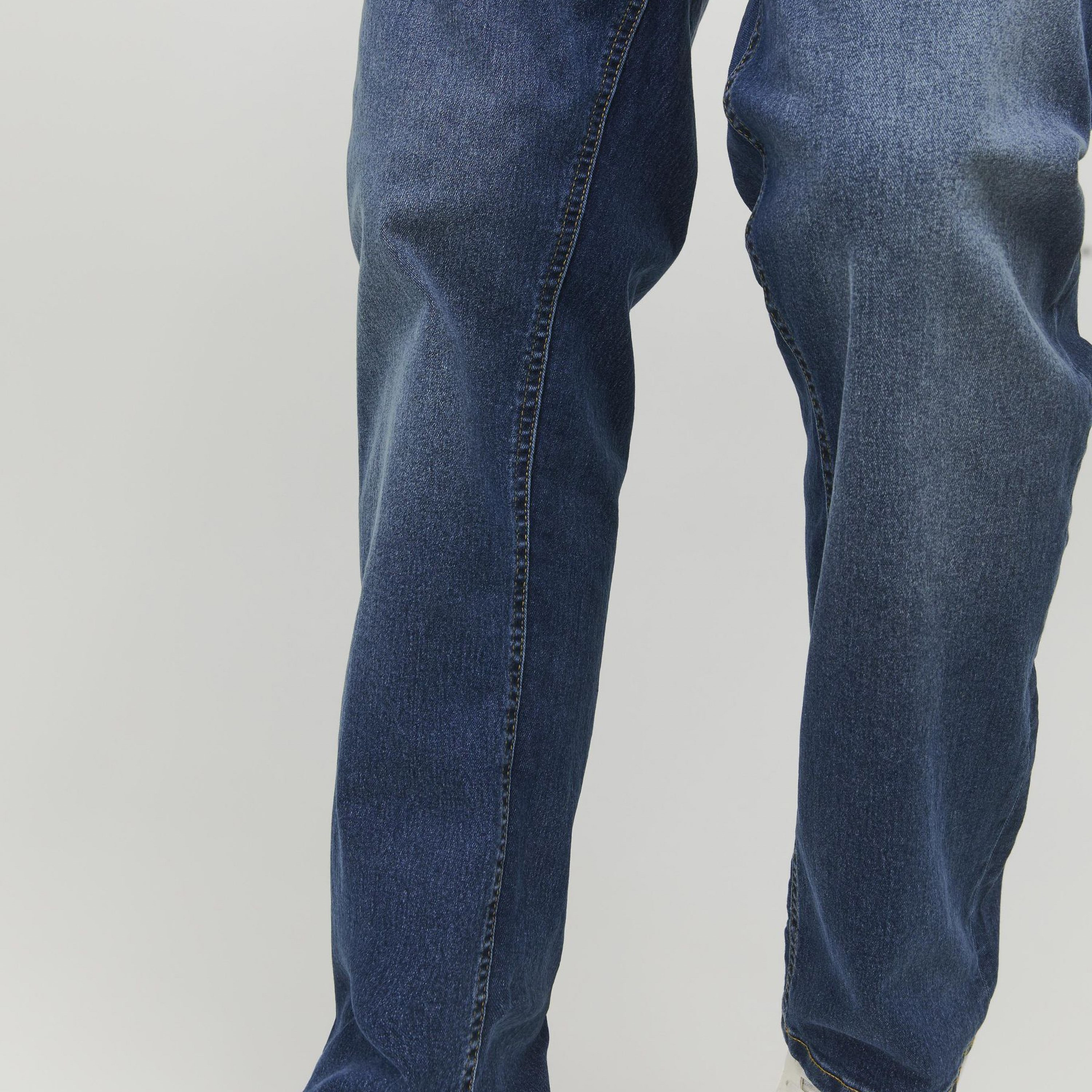 بنطال جينز ذو قصة ضيقة ومغسول متوسط الارتفاع من جاك آند جونز-men-clothing-bottoms-jeans-image-9