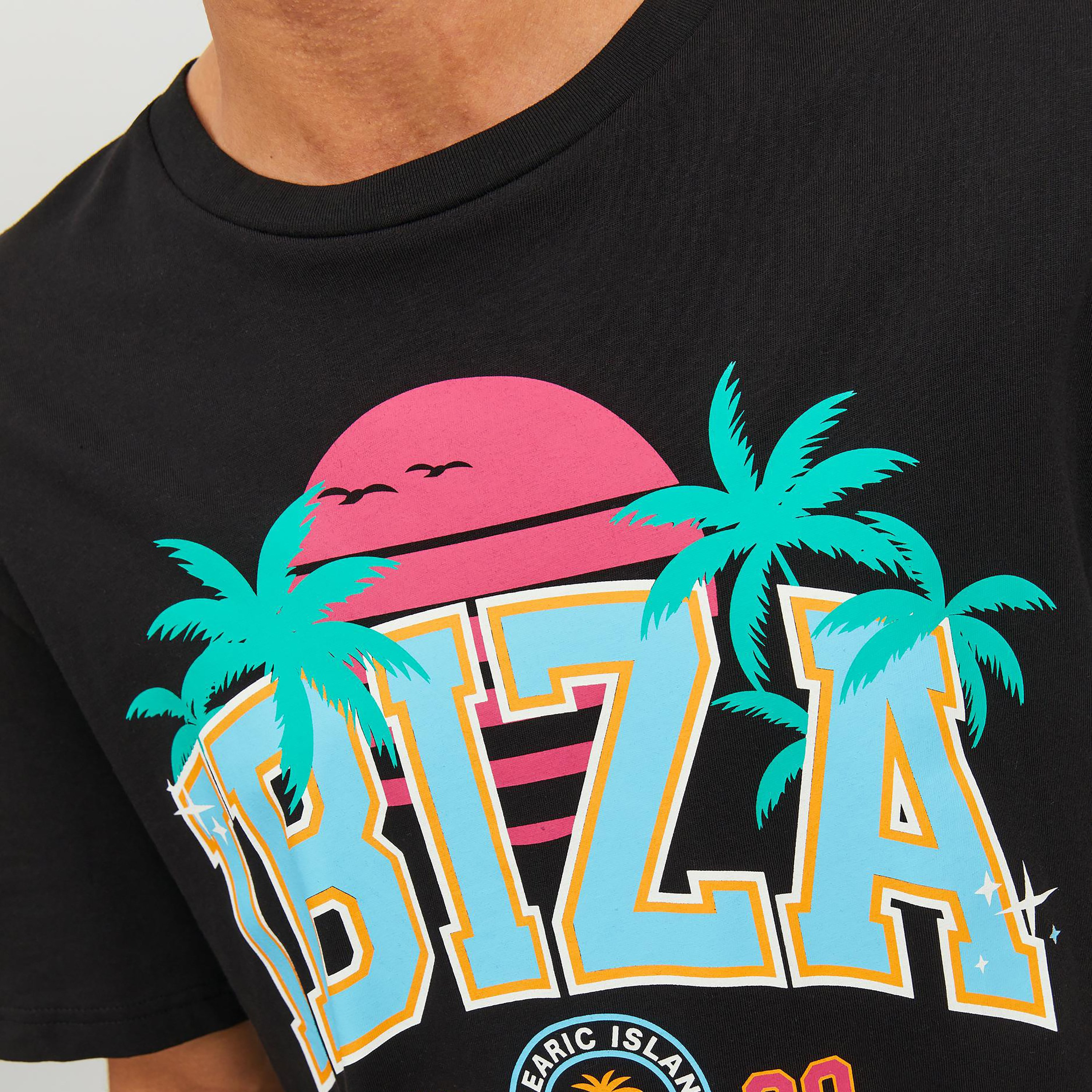 تي شيرت من جاك آند جونز مع مطبوع بأكمام قصيرة و ياقة مستديرة -men-clothing-tshirtsandpolos-tshirts-image-3