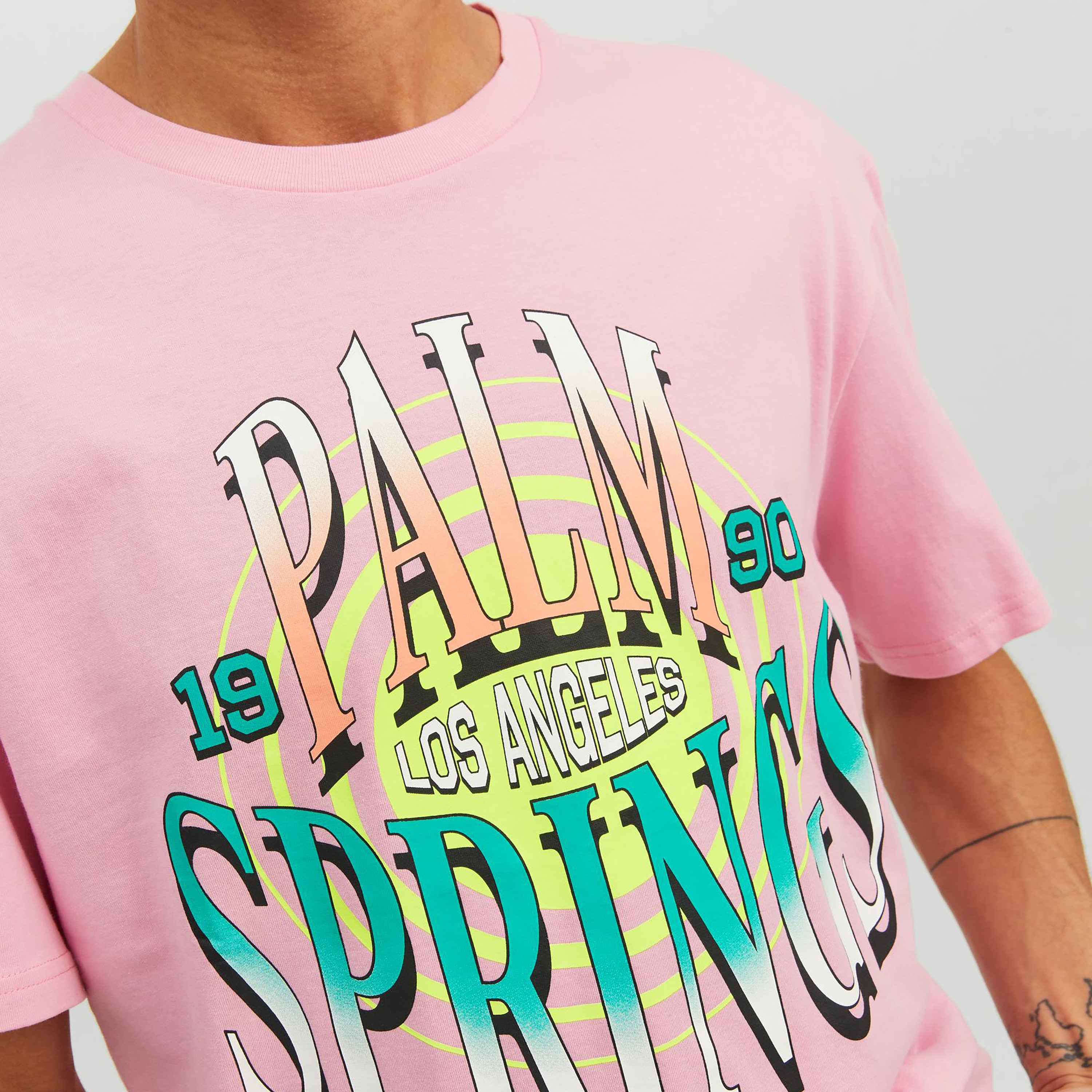 تي شيرت من جاك آند جونز مع مطبوع بأكمام قصيرة و ياقة مستديرة -men-clothing-tshirtsandpolos-tshirts-image-11