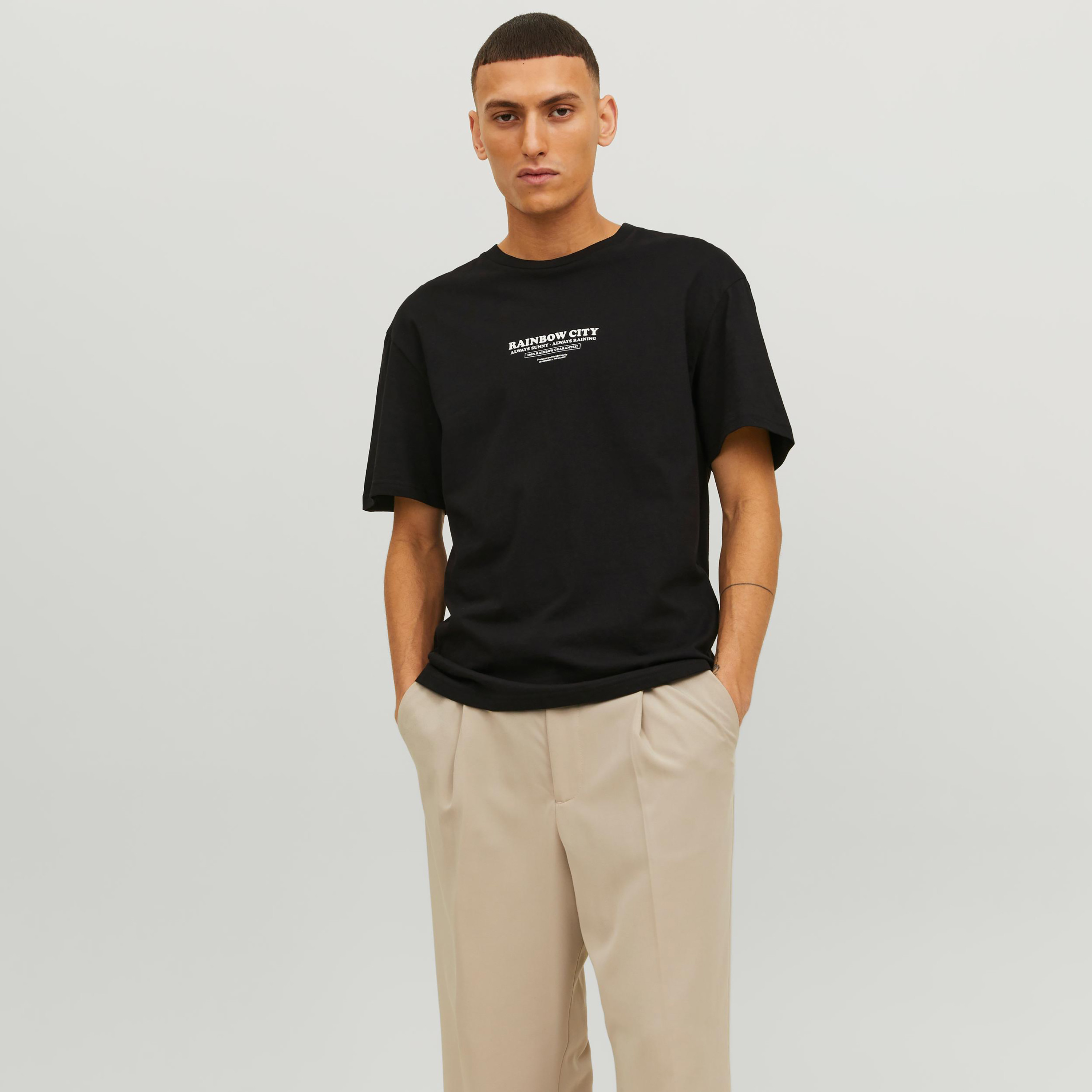 تي شيرت من جاك آند جونز مع مطبوع بأكمام قصيرة و ياقة مستديرة -men-clothing-tshirtsandpolos-tshirts-image-1