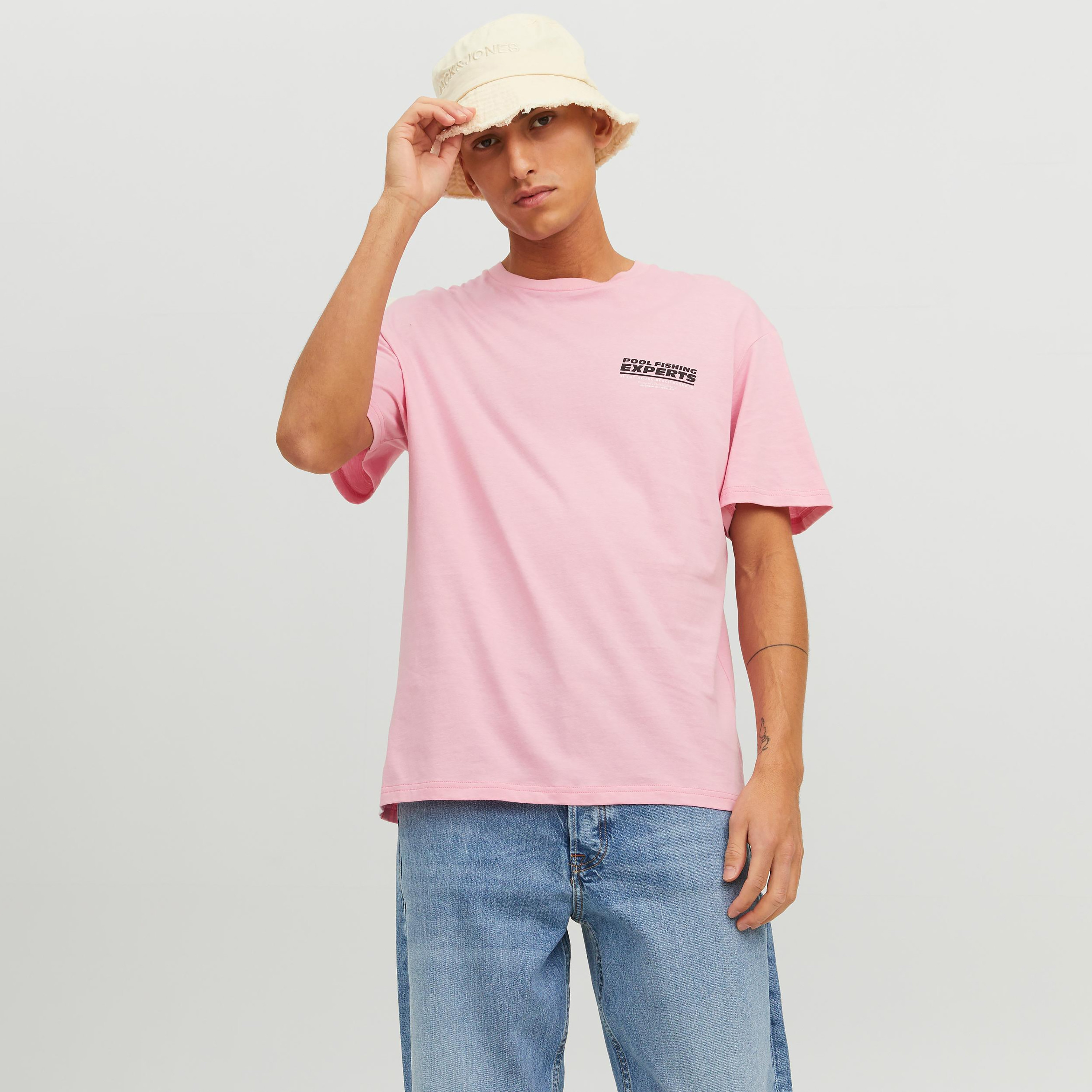 تي شيرت من جاك آند جونز مع مطبوع بأكمام قصيرة و ياقة مستديرة -men-clothing-tshirtsandpolos-tshirts-image-9