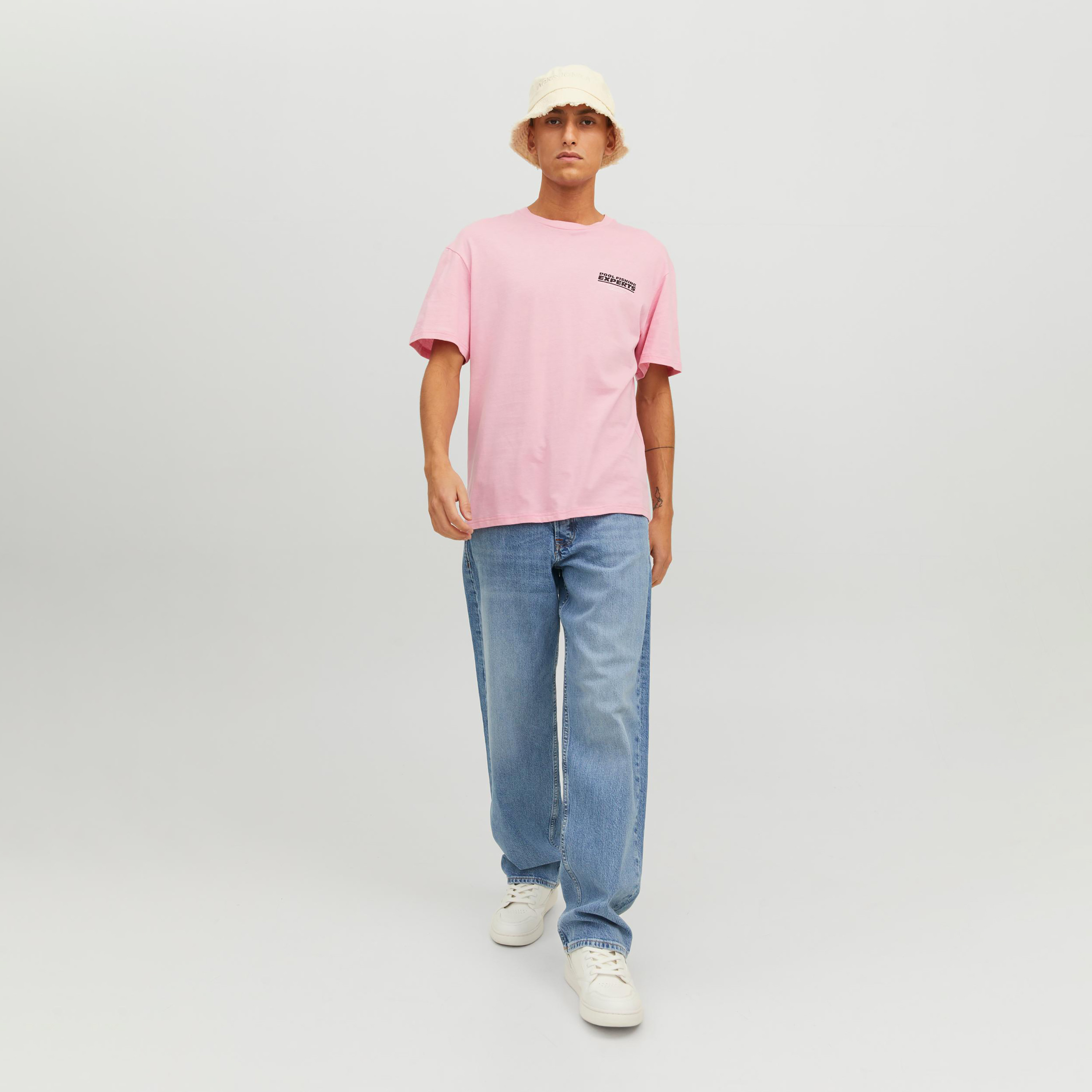 تي شيرت من جاك آند جونز مع مطبوع بأكمام قصيرة و ياقة مستديرة -men-clothing-tshirtsandpolos-tshirts-image-10