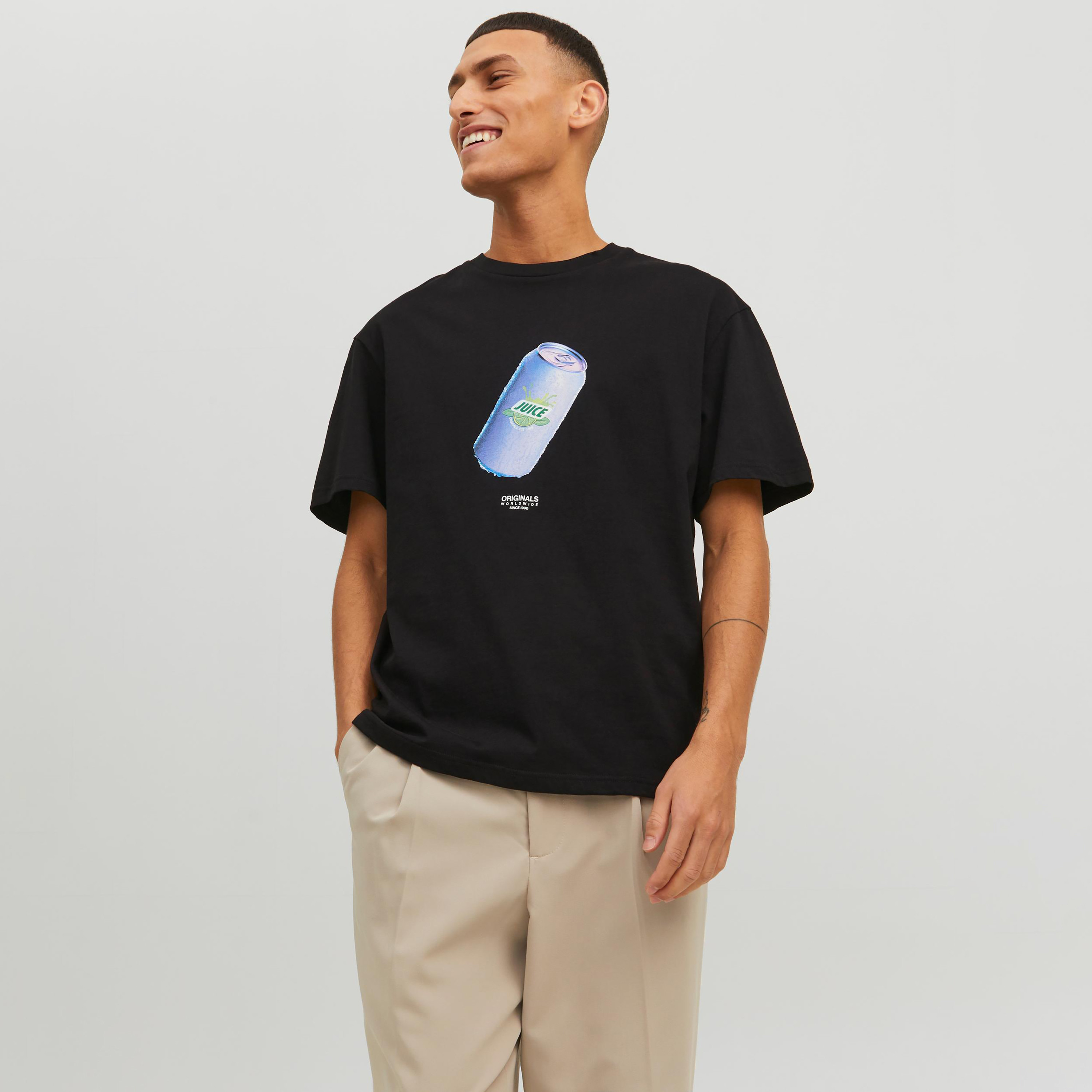 تيشيرت بياقة ضيّقة وأكمام قصيرة وطبعات من جاك & جونز-men-clothing-tshirtsandpolos-tshirts-image-13
