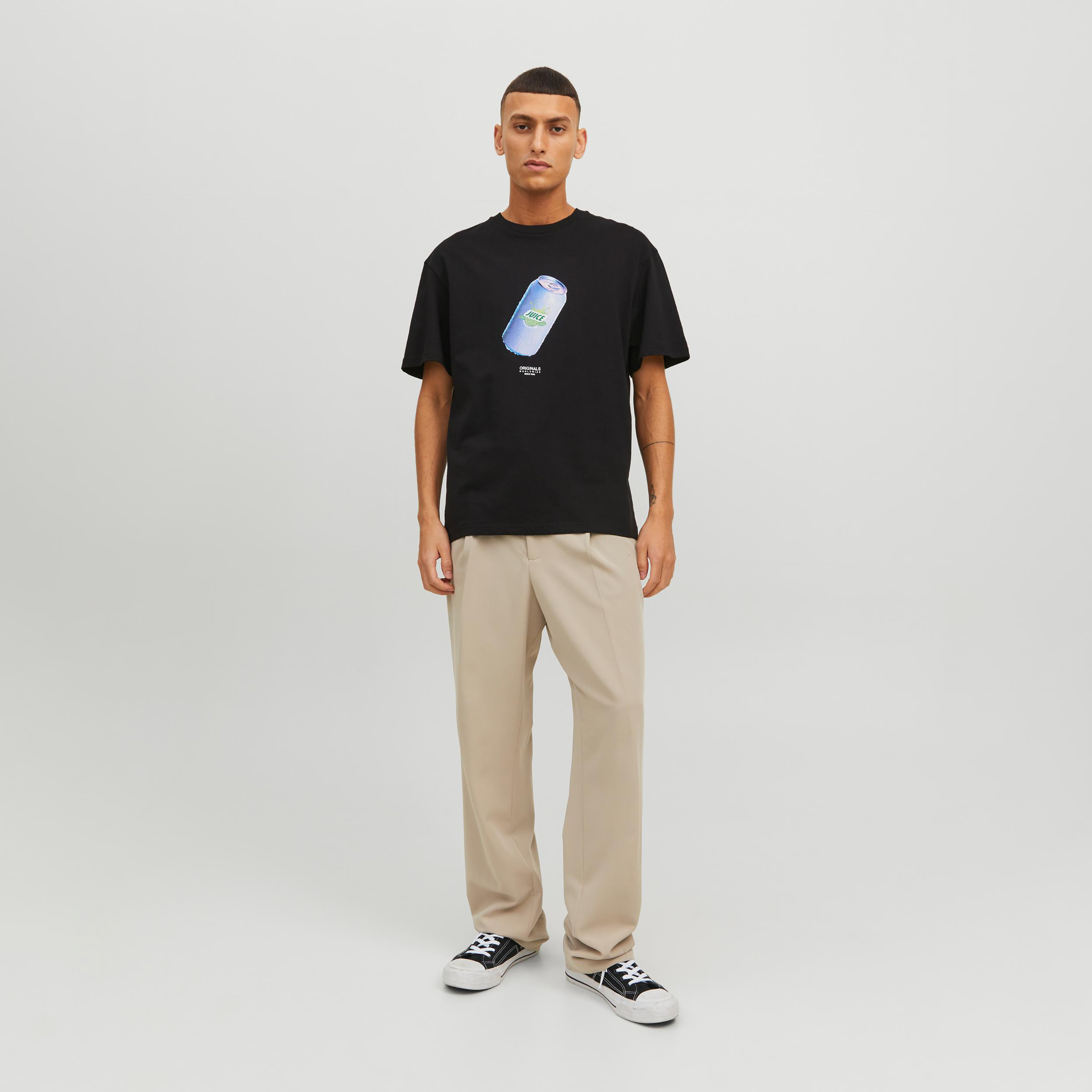 تيشيرت بياقة ضيّقة وأكمام قصيرة وطبعات من جاك & جونز-men-clothing-tshirtsandpolos-tshirts-image-14