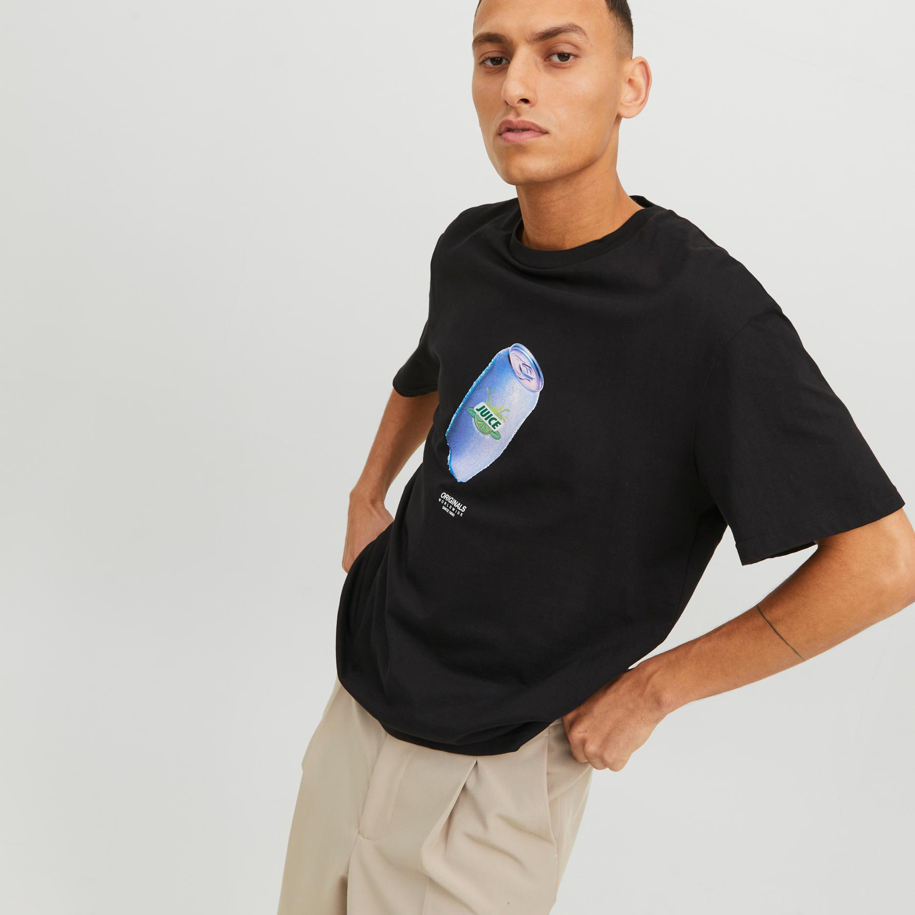 تيشيرت بياقة ضيّقة وأكمام قصيرة وطبعات من جاك & جونز-men-clothing-tshirtsandpolos-tshirts-image-15