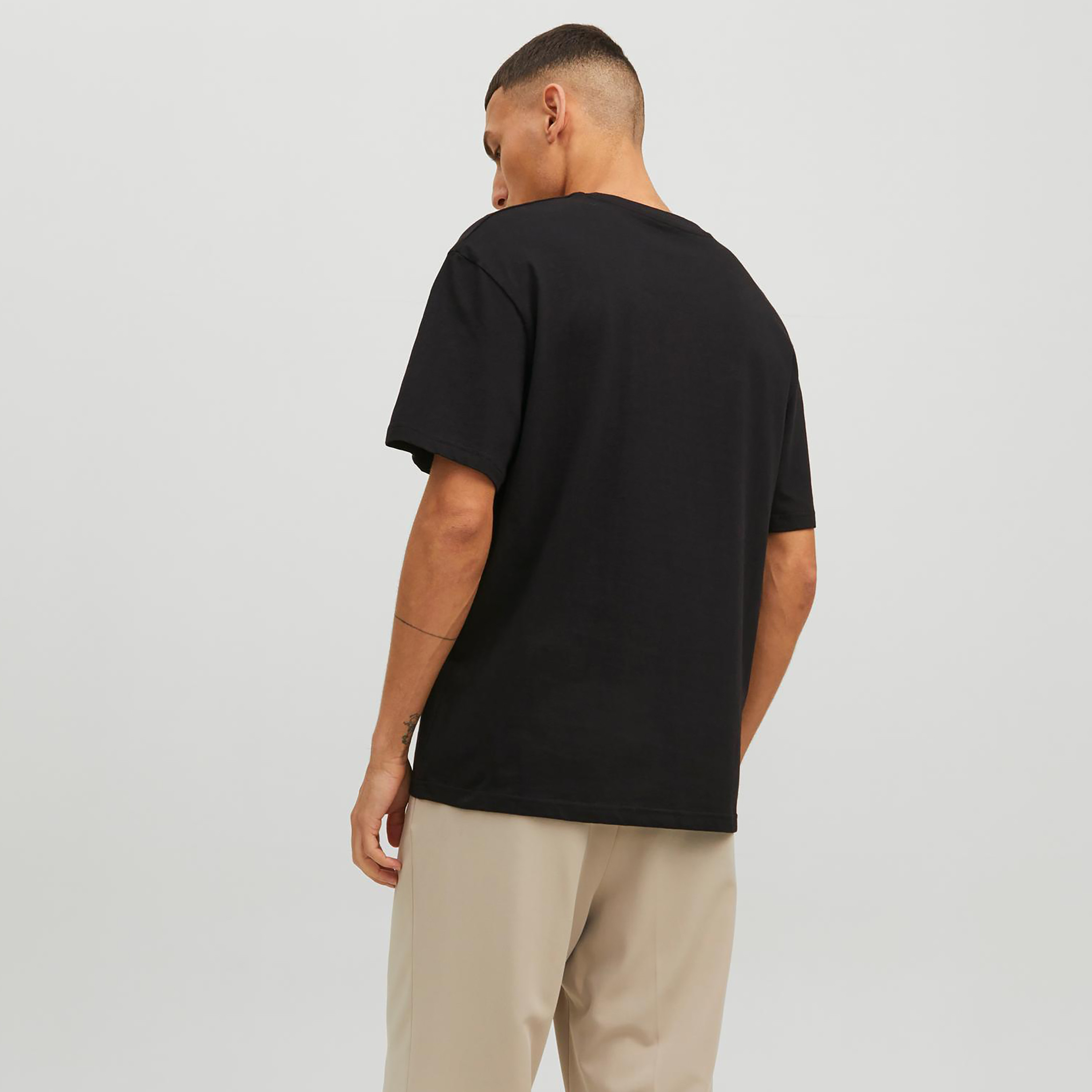 تيشيرت بياقة ضيّقة وأكمام قصيرة وطبعات من جاك & جونز-men-clothing-tshirtsandpolos-tshirts-image-16