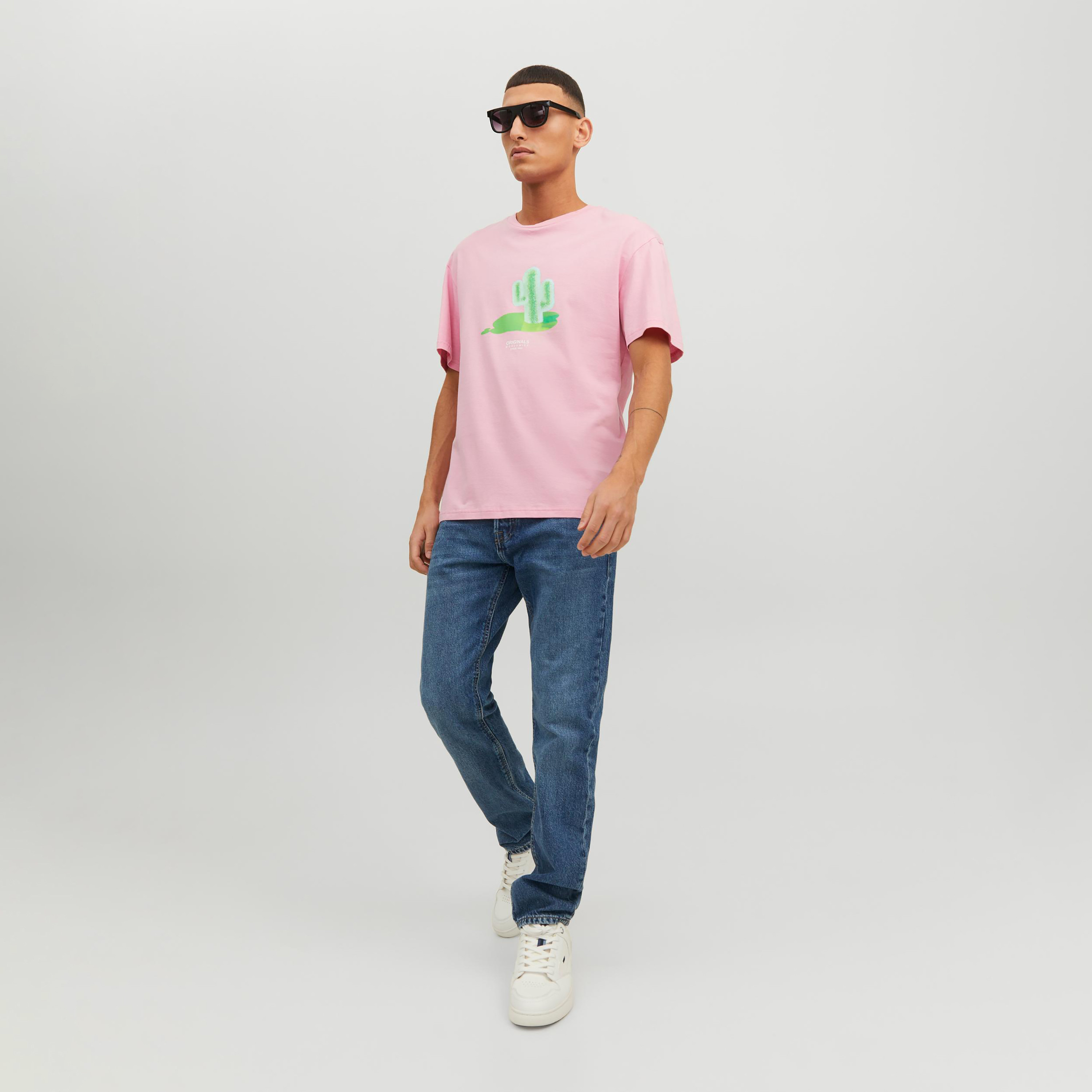 تيشيرت بياقة ضيّقة وأكمام قصيرة وطبعات من جاك & جونز-men-clothing-tshirtsandpolos-tshirts-image-10