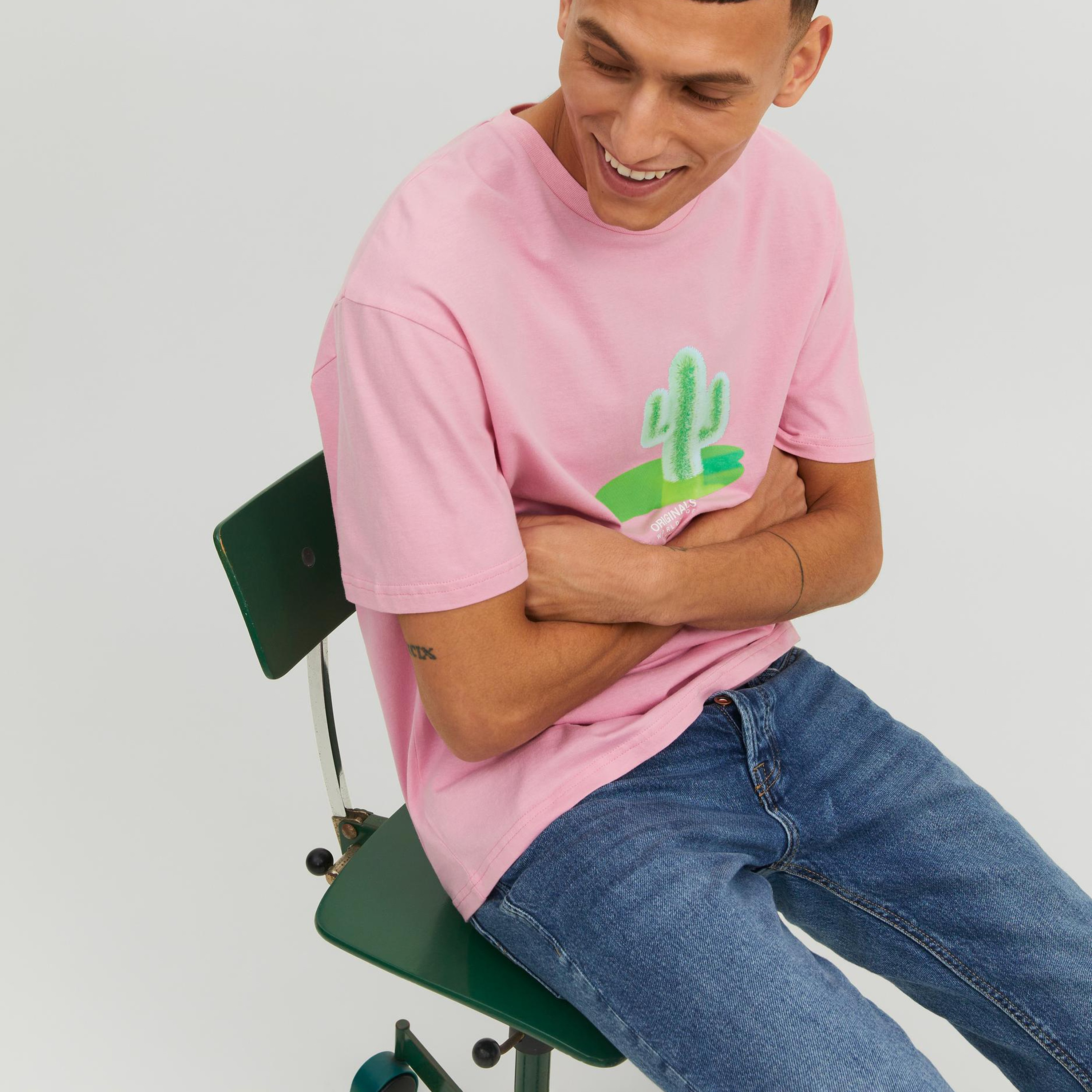 تيشيرت بياقة ضيّقة وأكمام قصيرة وطبعات من جاك & جونز-men-clothing-tshirtsandpolos-tshirts-image-11