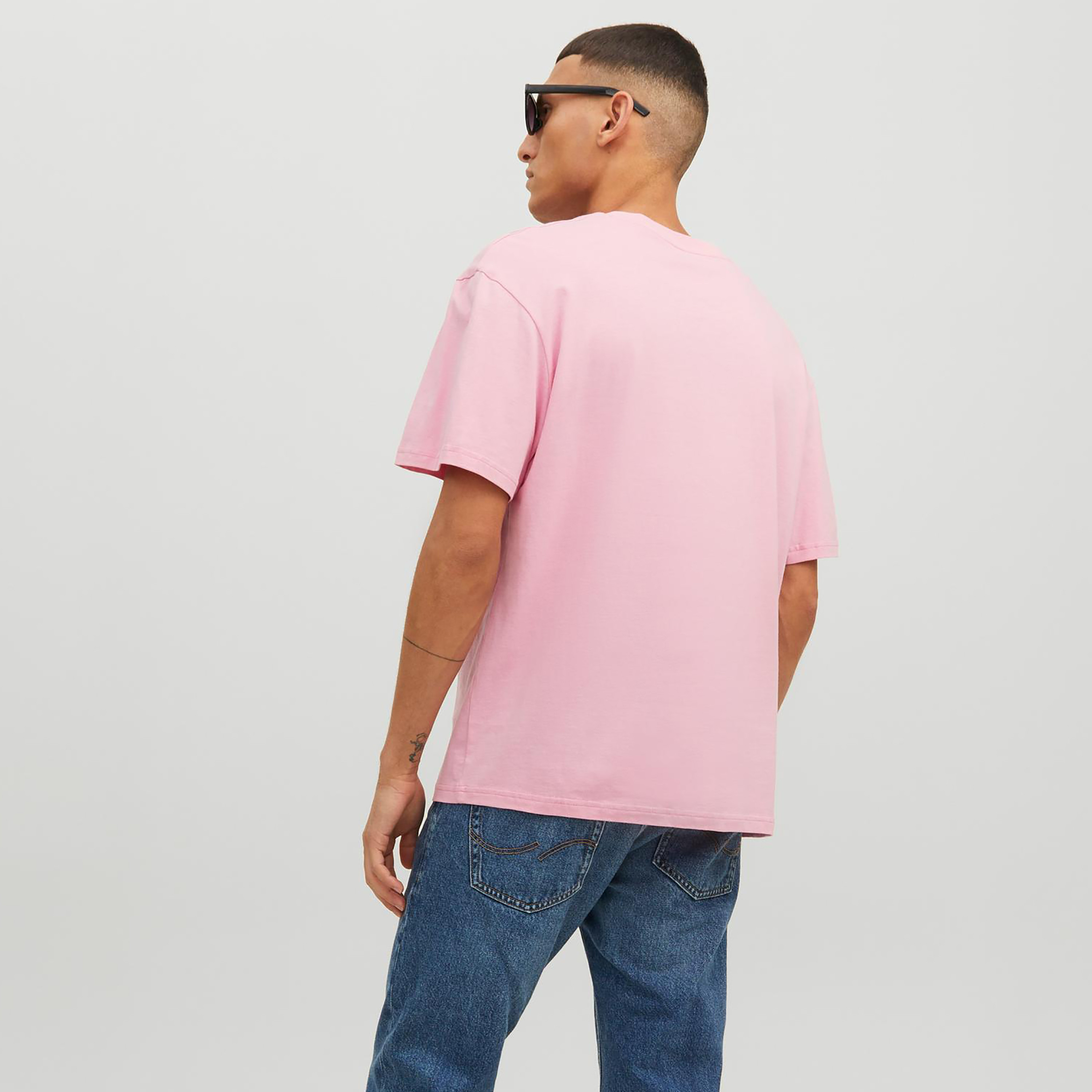 تيشيرت بياقة ضيّقة وأكمام قصيرة وطبعات من جاك & جونز-men-clothing-tshirtsandpolos-tshirts-image-12