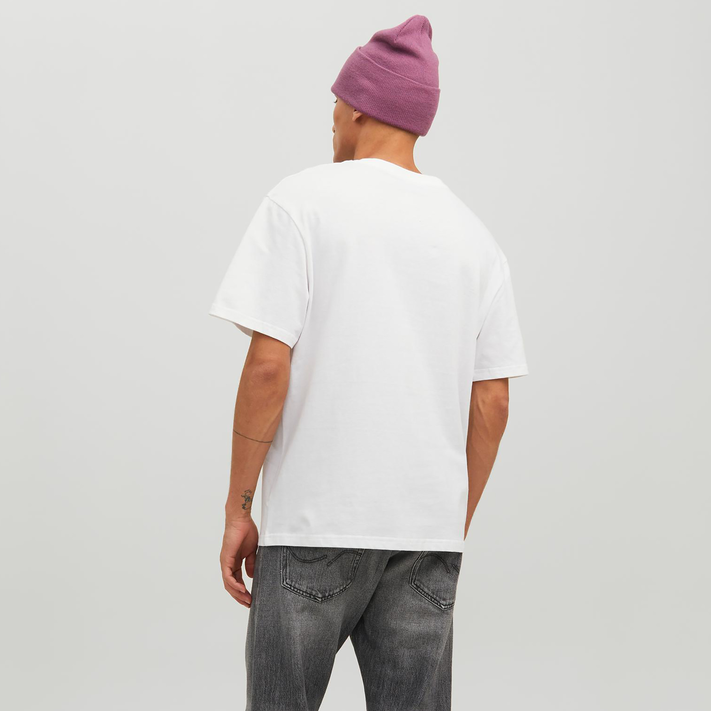 تيشيرت بياقة ضيّقة وأكمام قصيرة وطبعات من جاك & جونز-men-clothing-tshirtsandpolos-tshirts-image-4