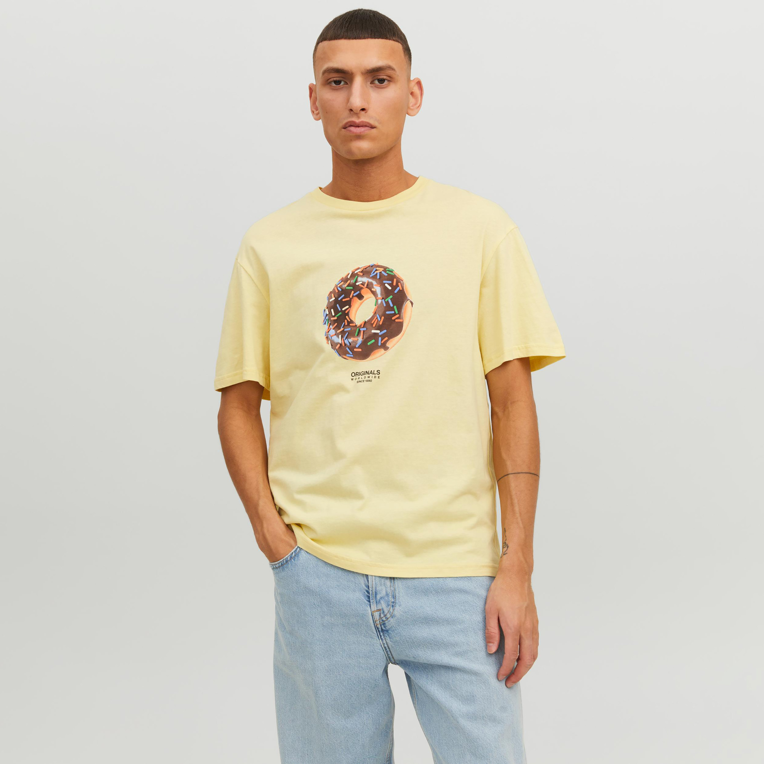 تيشيرت بياقة ضيّقة وأكمام قصيرة وطبعات من جاك & جونز-men-clothing-tshirtsandpolos-tshirts-image-5