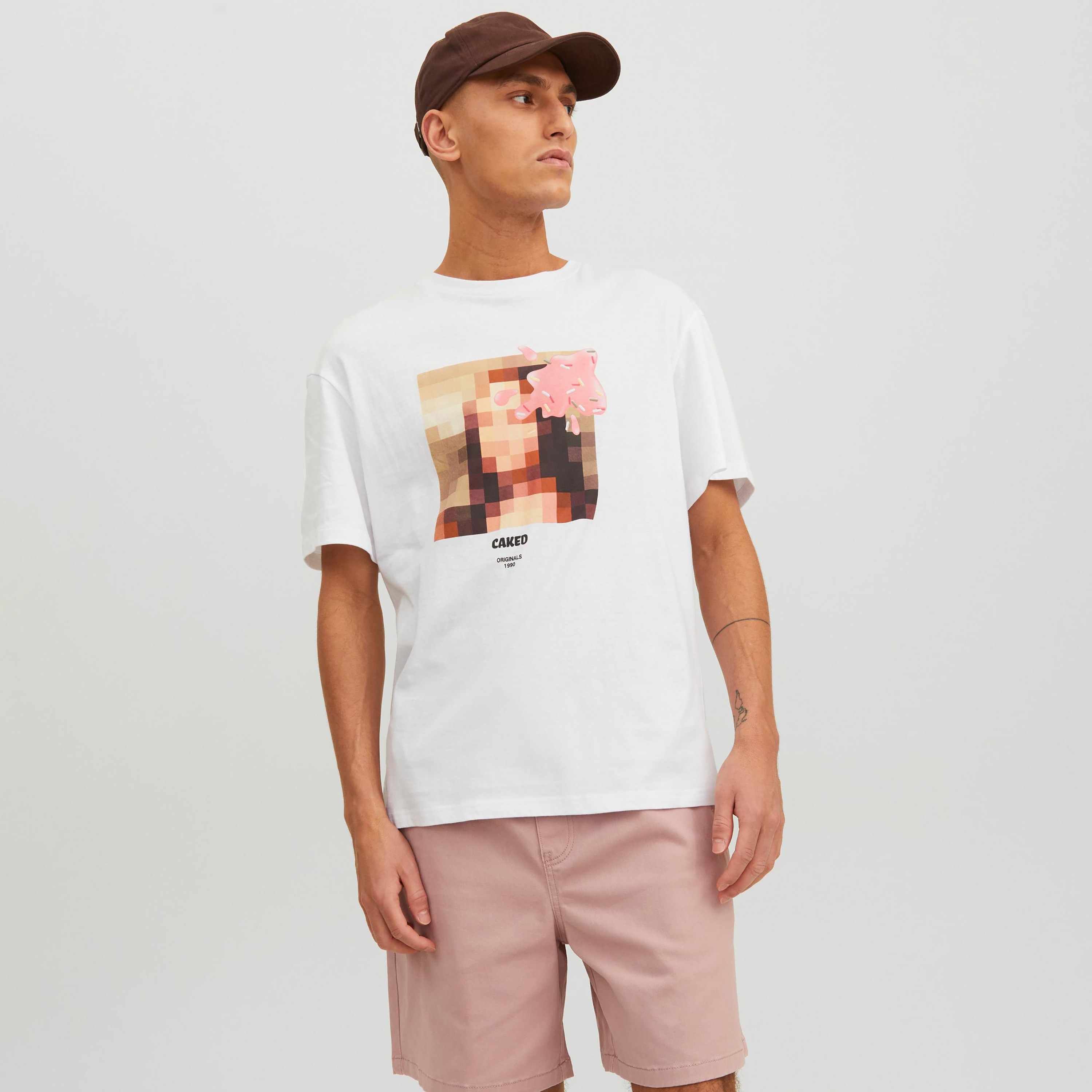 تي شيرت من جاك آند جونز مع جرافيك بأكمام قصيرة و ياقة مستديرة -men-clothing-tshirtsandpolos-tshirts-image-1