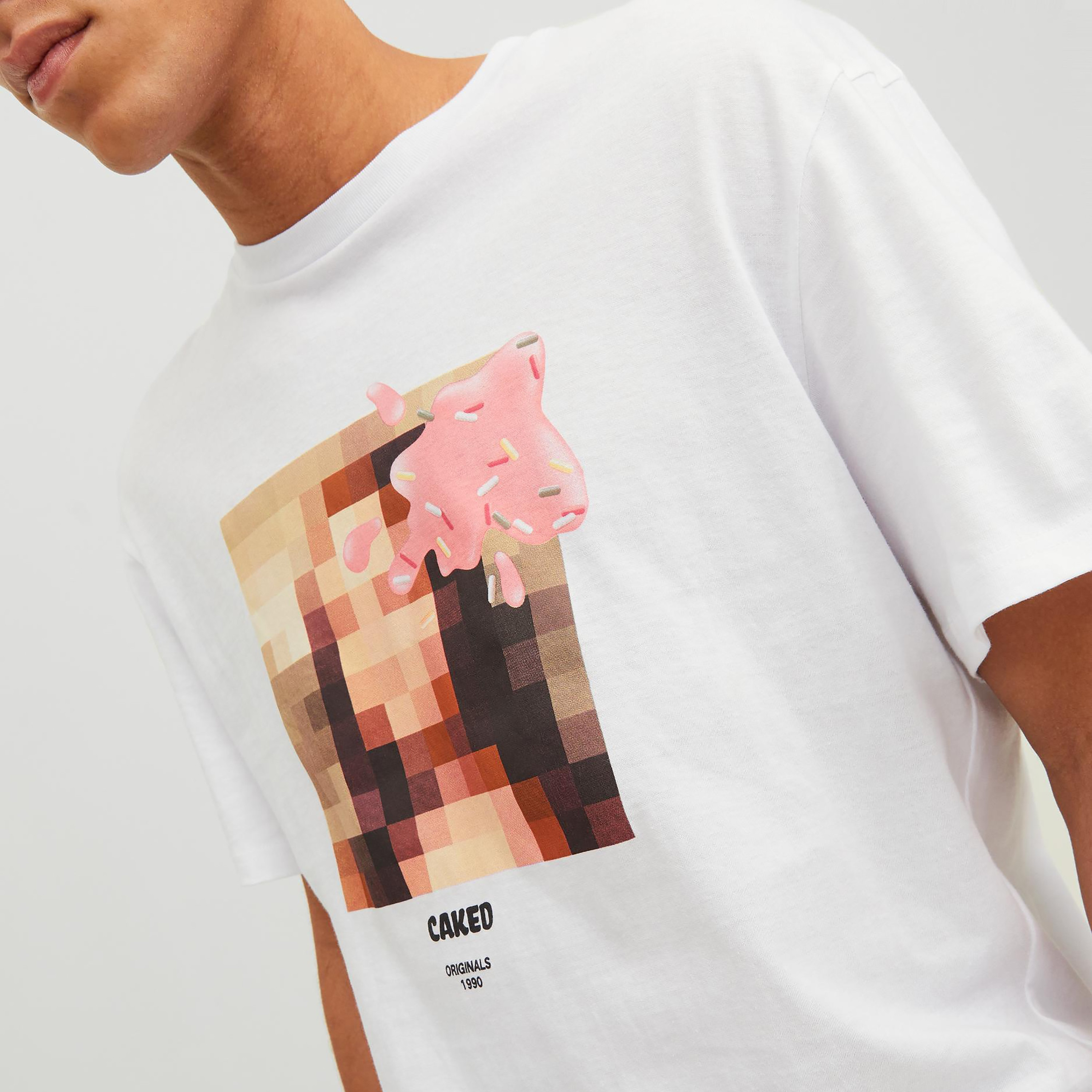 تي شيرت من جاك آند جونز مع جرافيك بأكمام قصيرة و ياقة مستديرة -men-clothing-tshirtsandpolos-tshirts-image-3