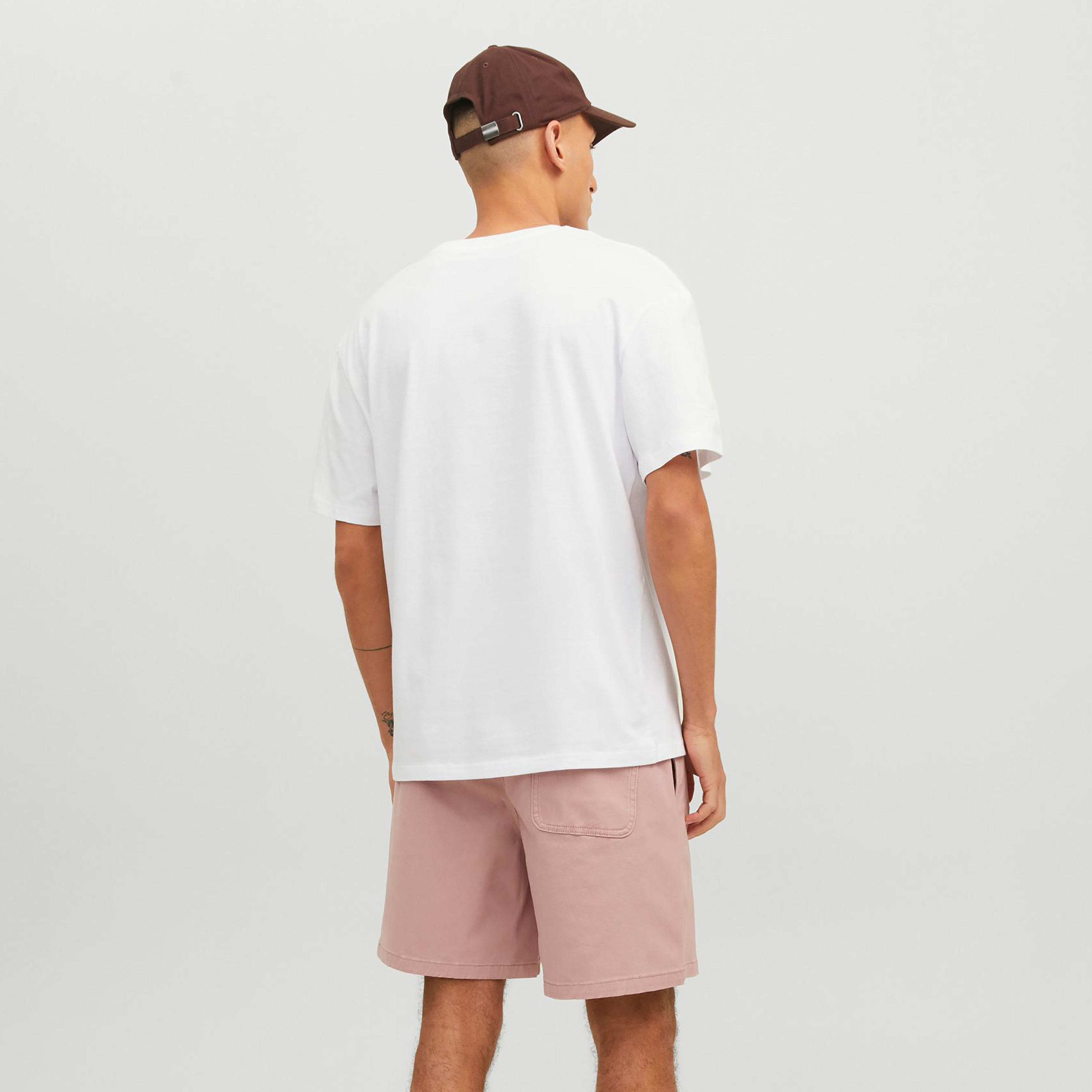 تي شيرت من جاك آند جونز مع جرافيك بأكمام قصيرة و ياقة مستديرة -men-clothing-tshirtsandpolos-tshirts-image-4