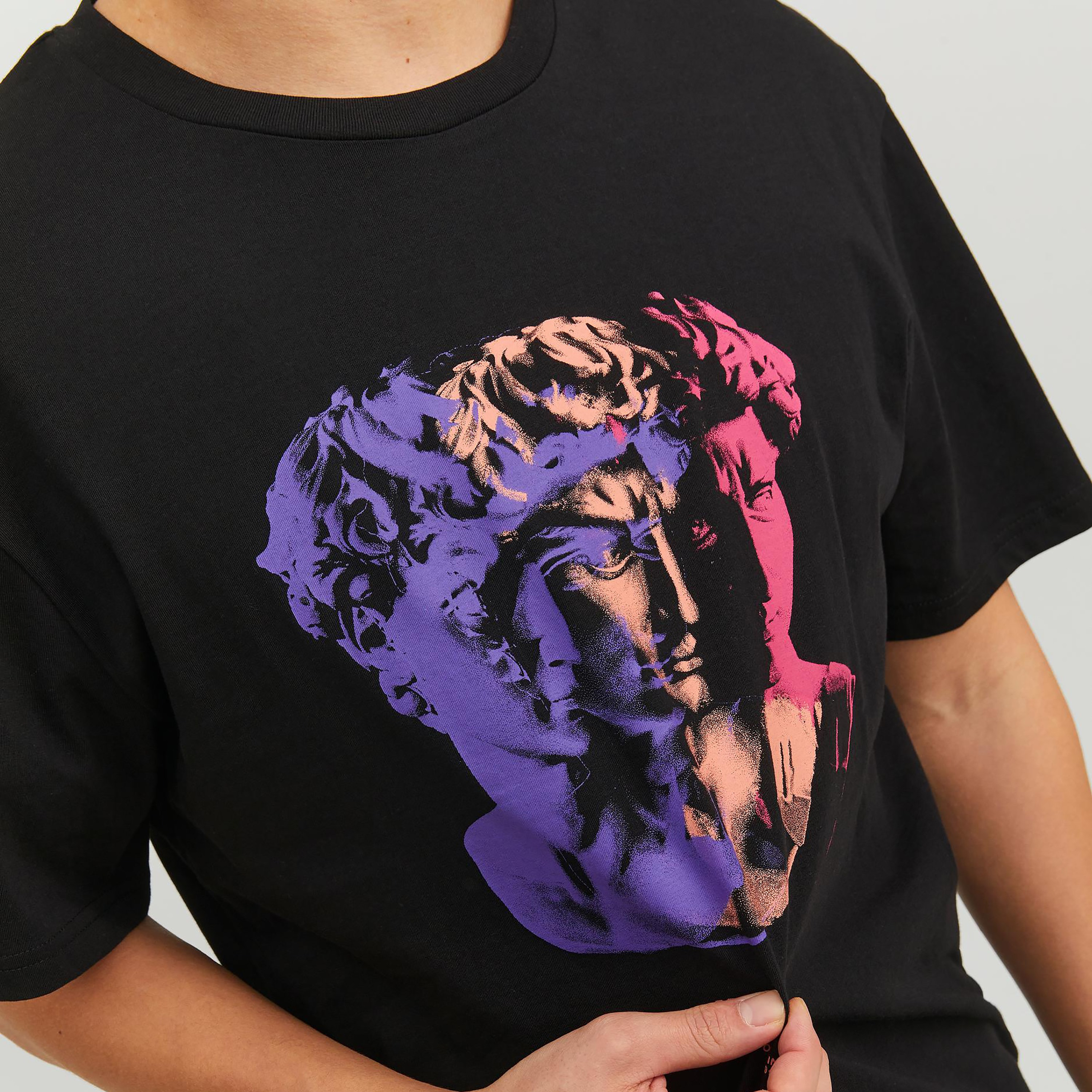 تي شيرت من جاك آند جونز مع جرافيك بأكمام قصيرة و ياقة مستديرة -men-clothing-tshirtsandpolos-tshirts-image-3