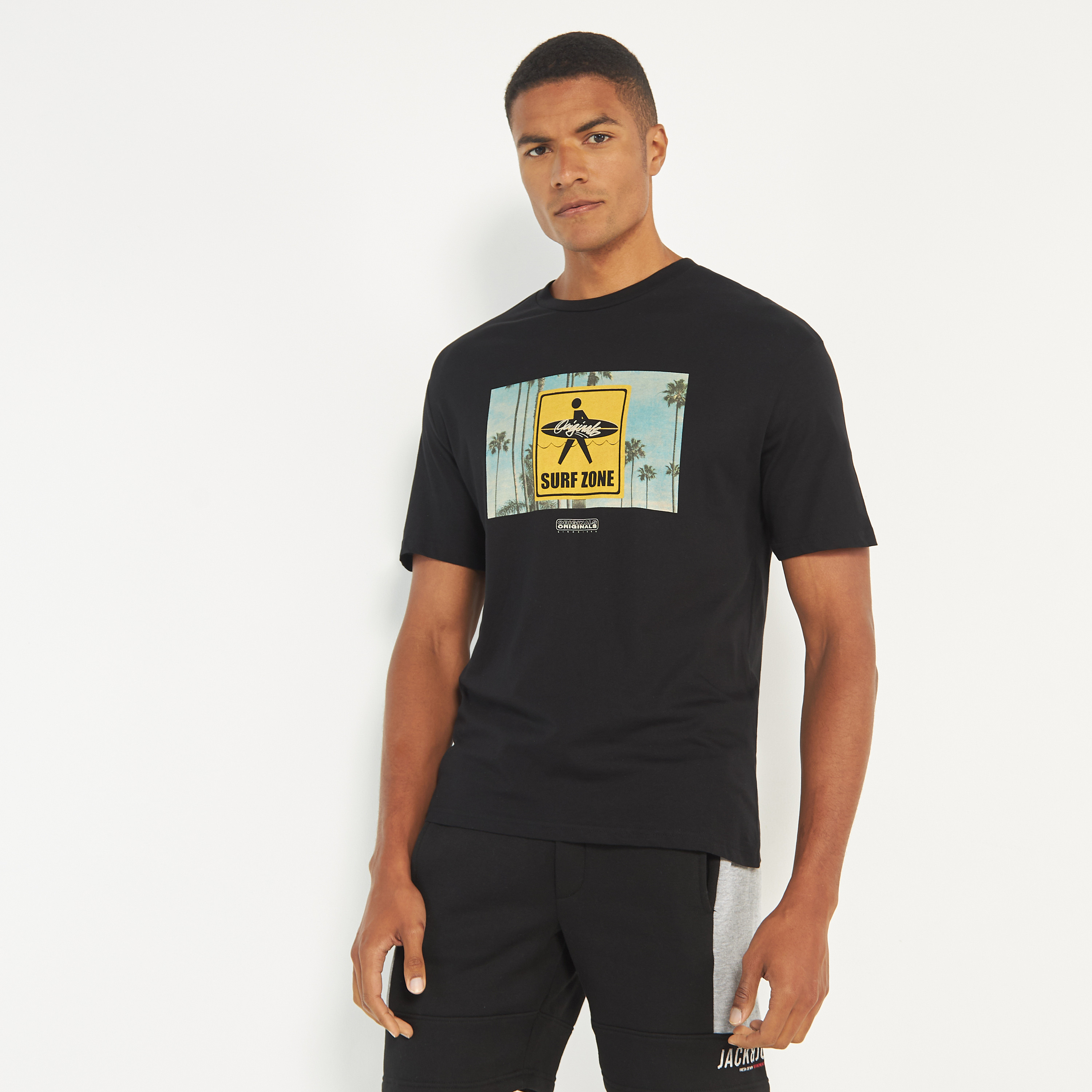 تي شيرت من جاك آند جونز مع مطبوع بأكمام قصيرة و ياقة مستديرة -men-clothing-tshirtsandpolos-tshirts-image-1