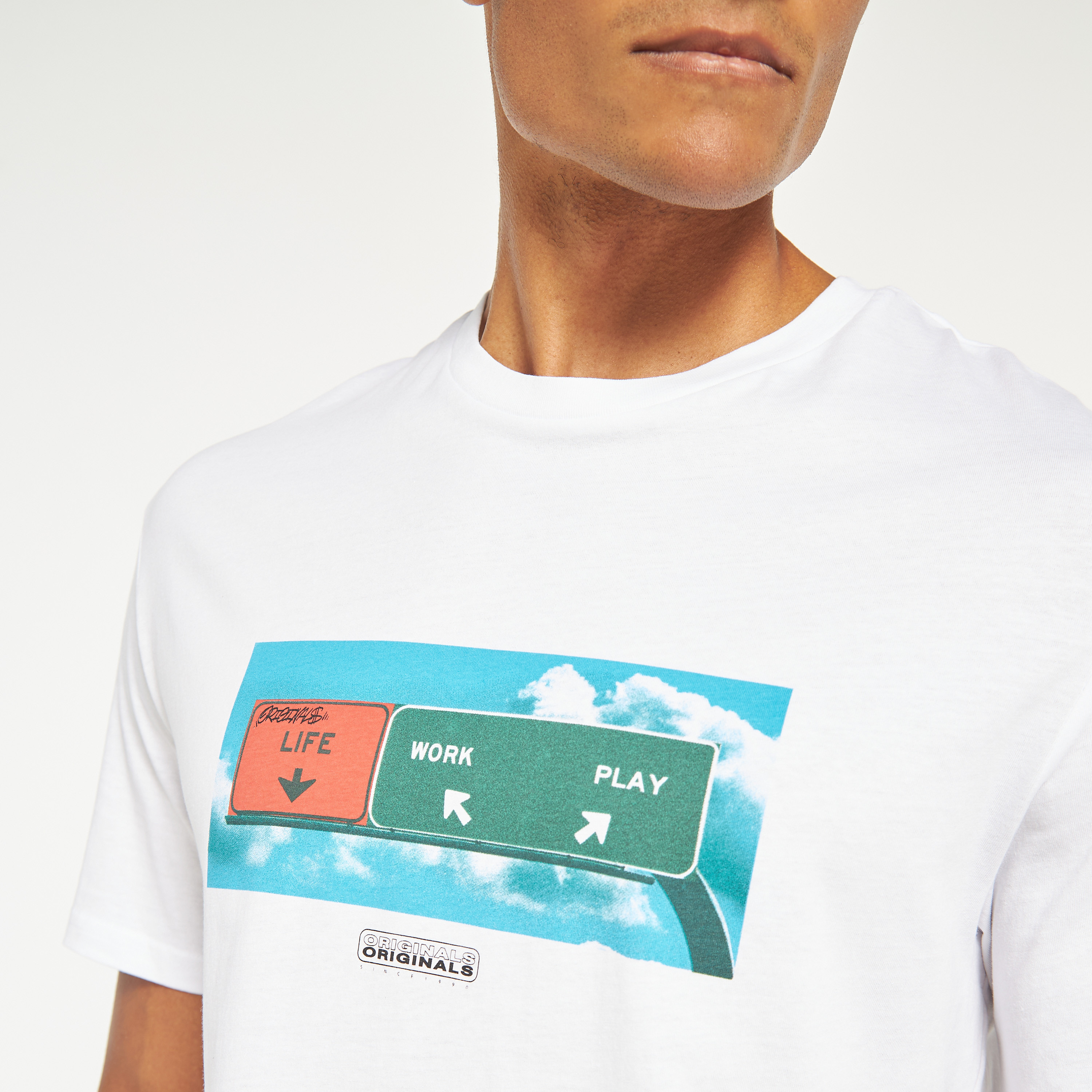 تي شيرت من جاك آند جونز مع مطبوع بأكمام قصيرة و ياقة مستديرة -men-clothing-tshirtsandpolos-tshirts-image-16