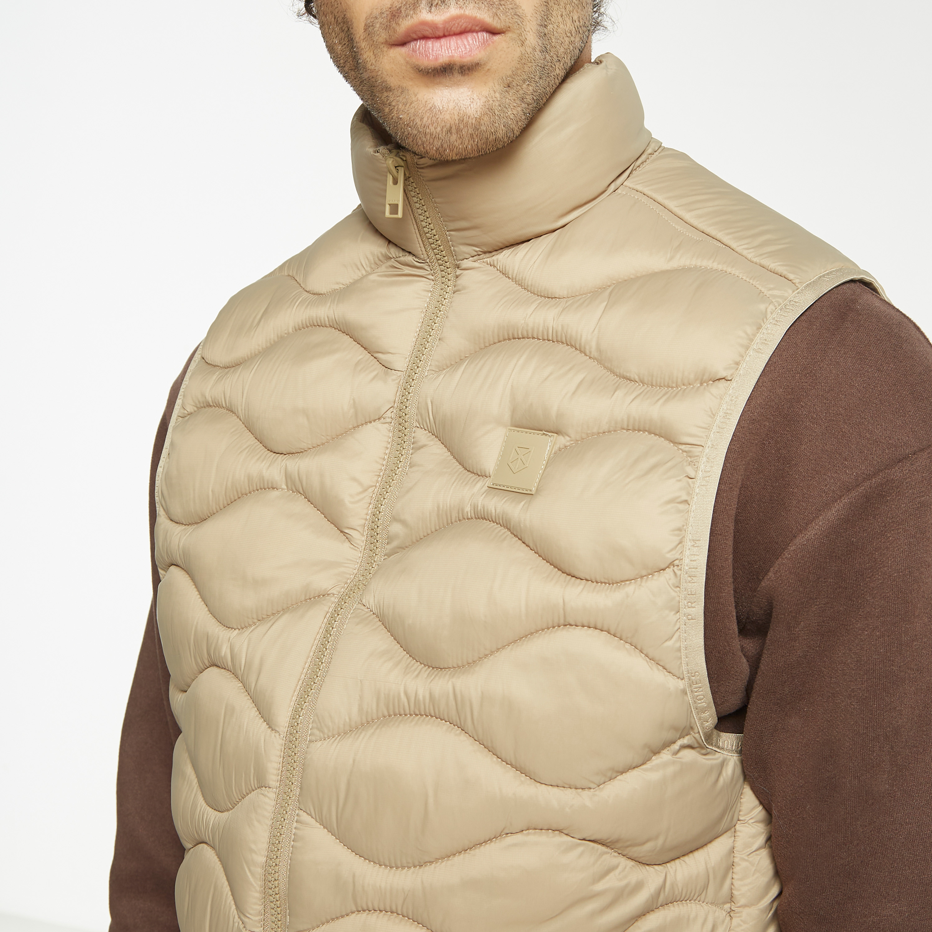  بافر جيليه من جاك آند جونز سادة بإغلاق بسحّاب-men-clothing-jacketsandblazers-jackets-image-4