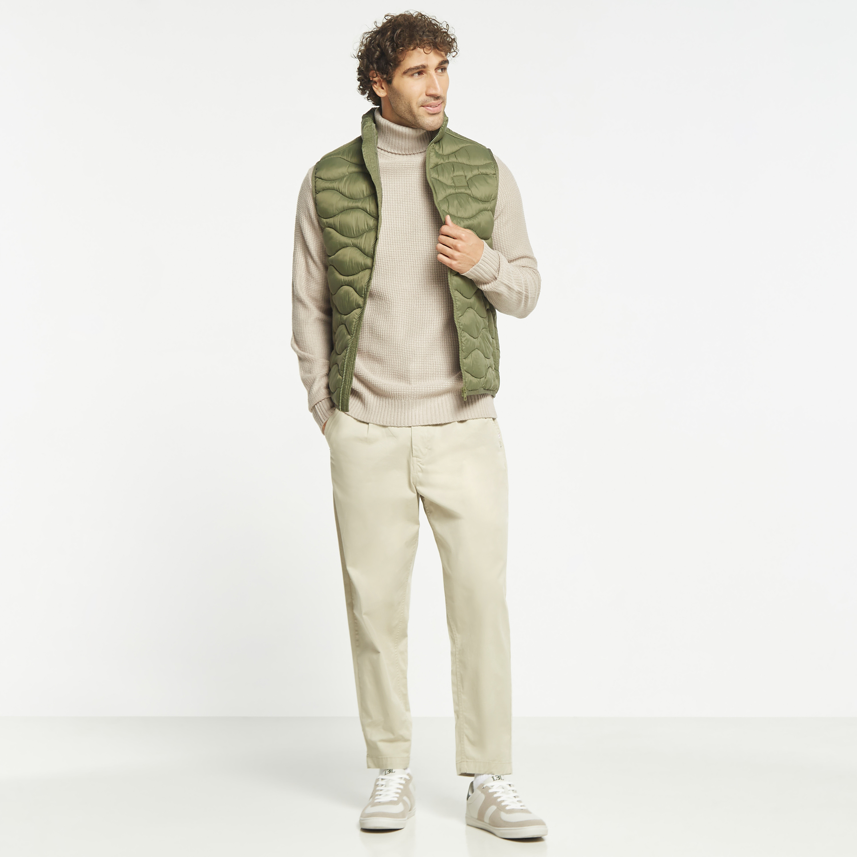  بافر جيليه من جاك آند جونز سادة بإغلاق بسحّاب-men-clothing-jacketsandblazers-jackets-image-6