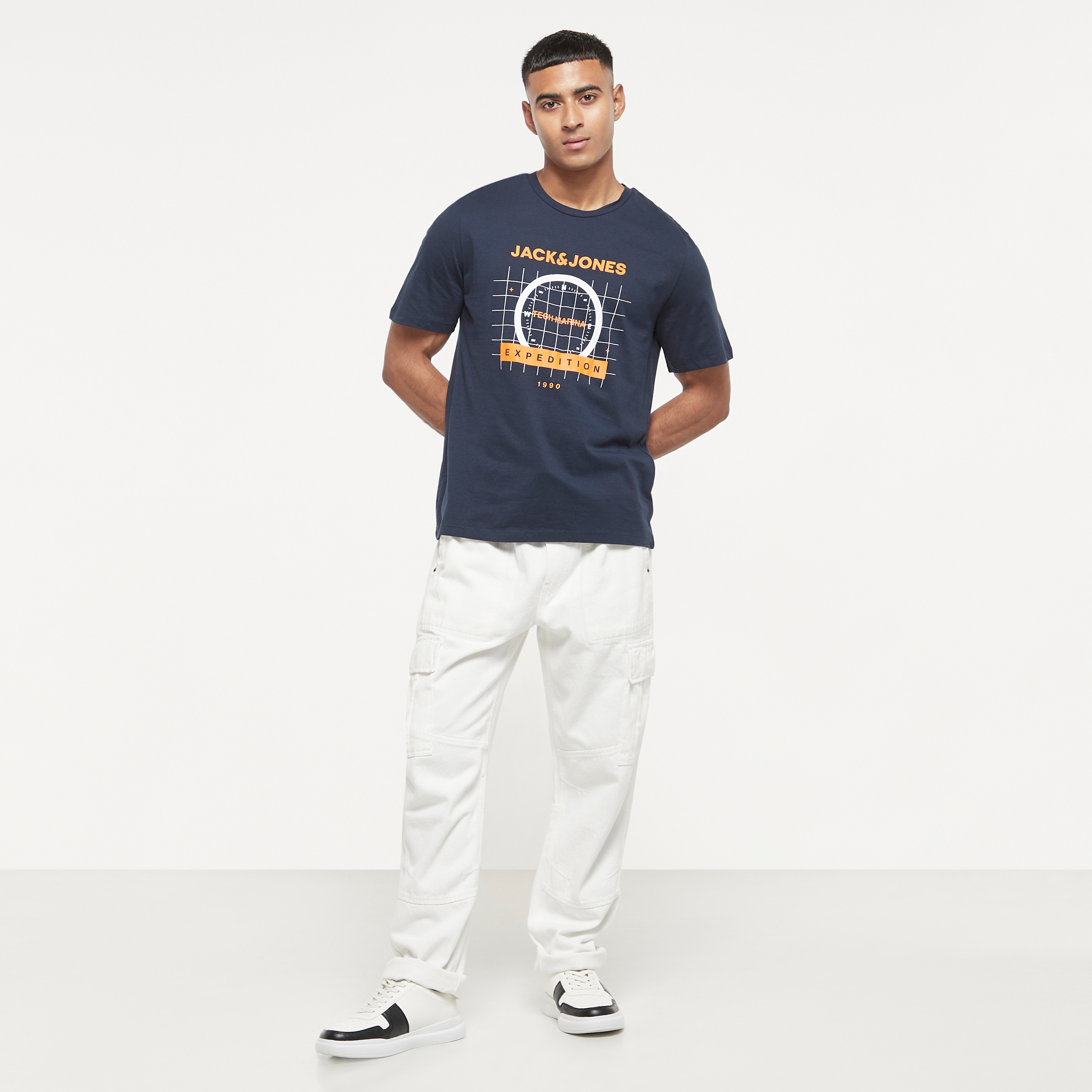  تي شيرت من جاك آند جونز مع شعار بأكمام قصيرة و ياقة مستديرة-men-clothing-tshirtsandpolos-tshirts-image-14