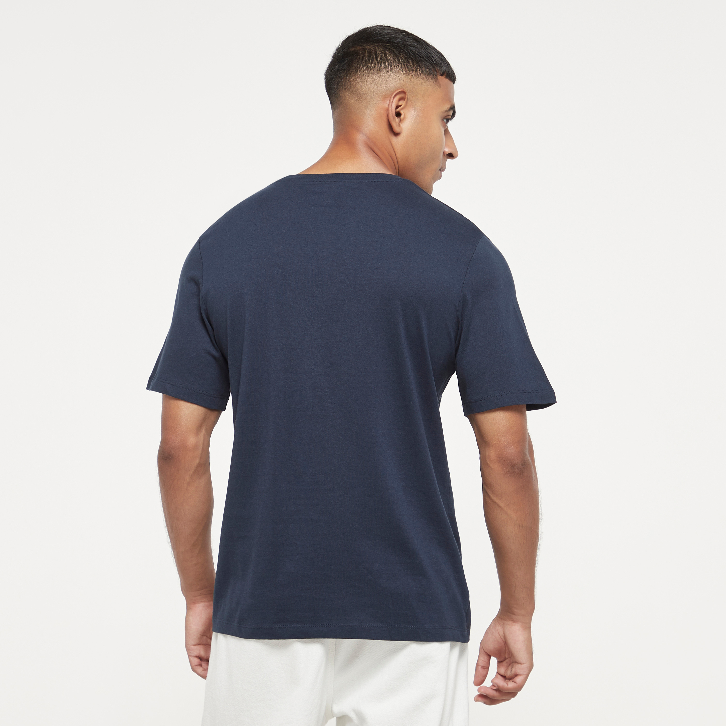  تي شيرت من جاك آند جونز مع شعار بأكمام قصيرة و ياقة مستديرة-men-clothing-tshirtsandpolos-tshirts-image-15