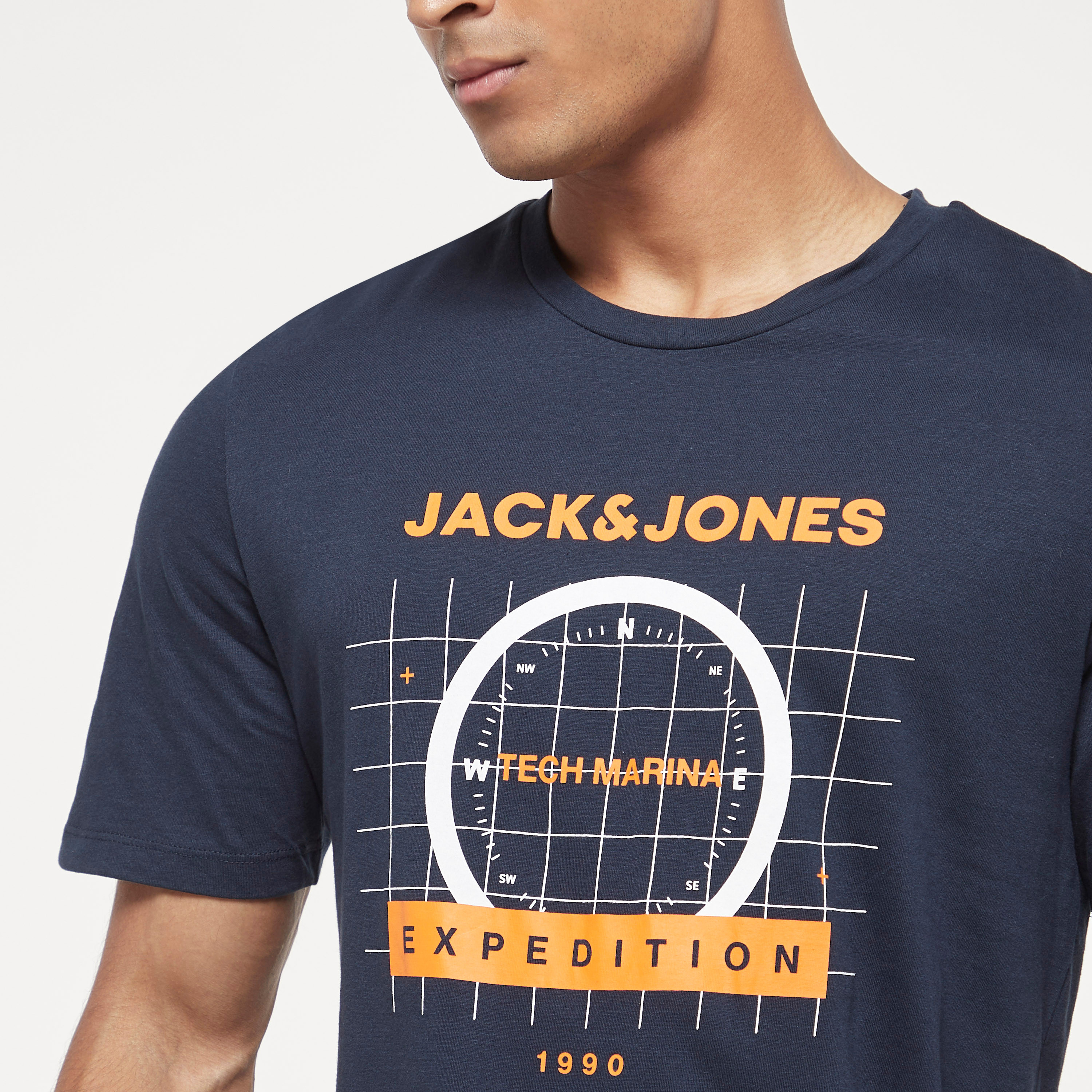  تي شيرت من جاك آند جونز مع شعار بأكمام قصيرة و ياقة مستديرة-men-clothing-tshirtsandpolos-tshirts-image-16