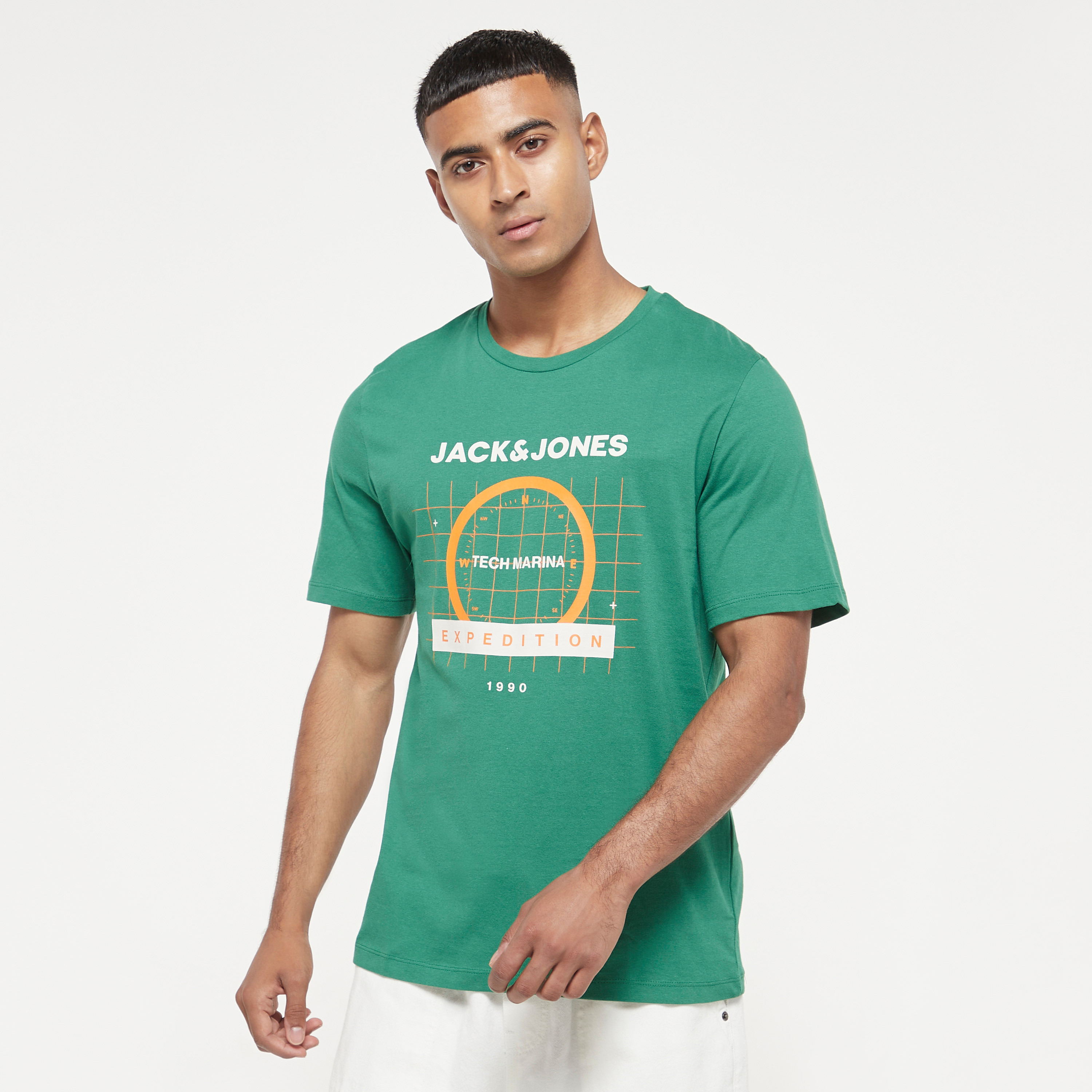  تي شيرت من جاك آند جونز مع شعار بأكمام قصيرة و ياقة مستديرة-men-clothing-tshirtsandpolos-tshirts-image-1