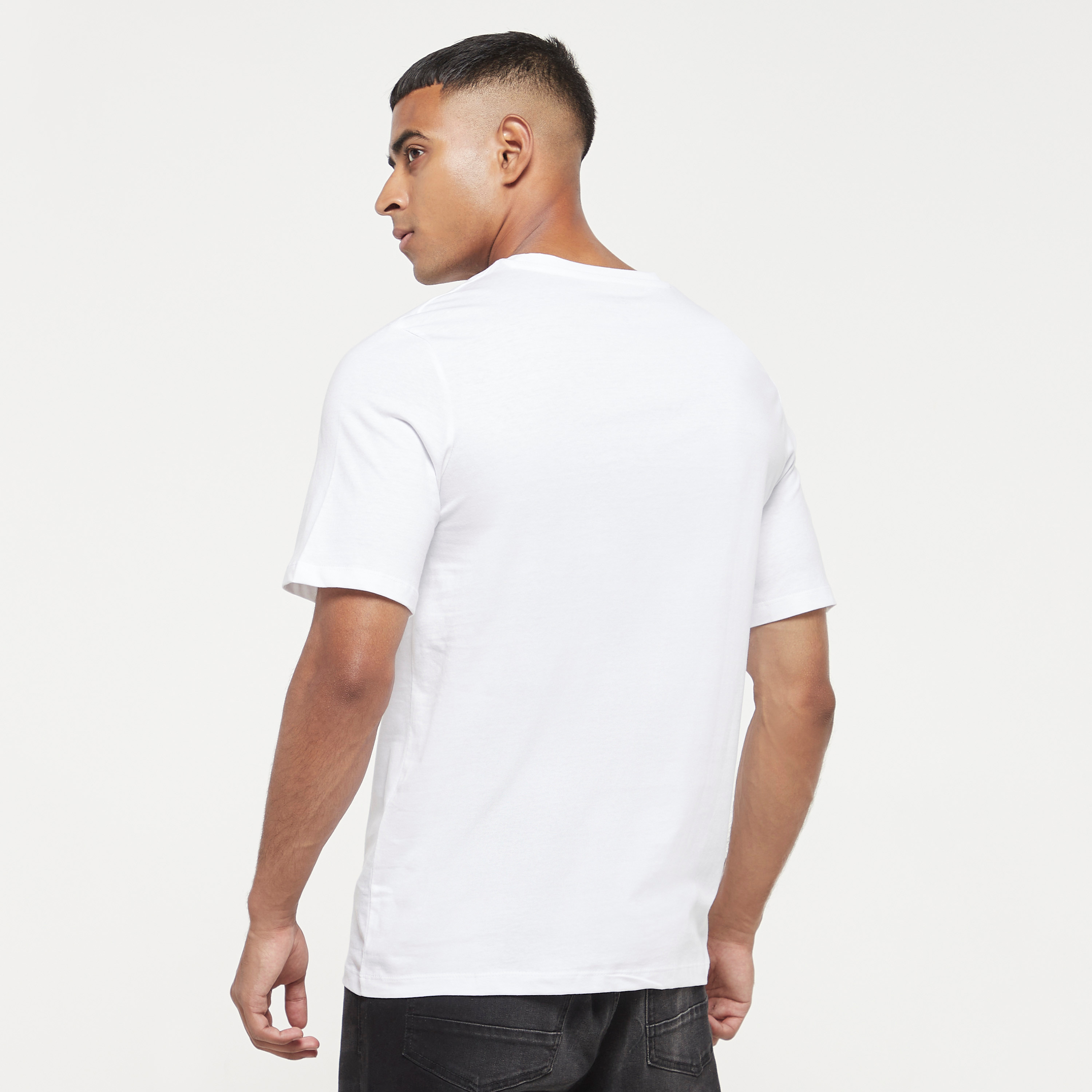  تي شيرت من جاك آند جونز مع شعار بأكمام قصيرة و ياقة مستديرة-men-clothing-tshirtsandpolos-tshirts-image-11