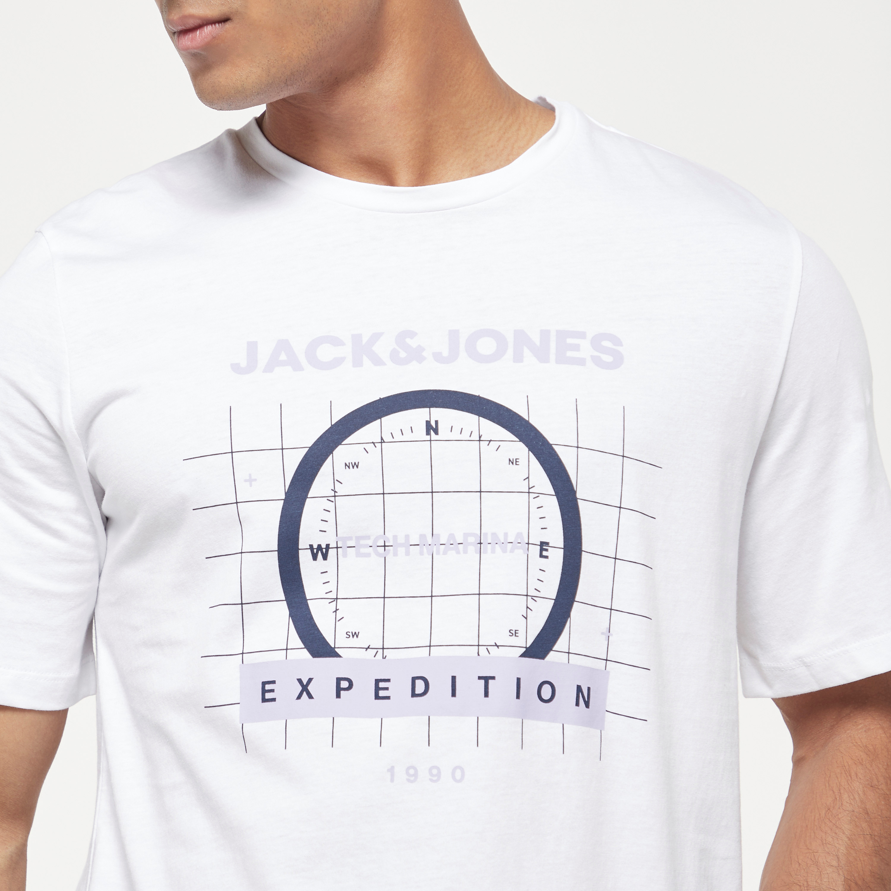  تي شيرت من جاك آند جونز مع شعار بأكمام قصيرة و ياقة مستديرة-men-clothing-tshirtsandpolos-tshirts-image-12