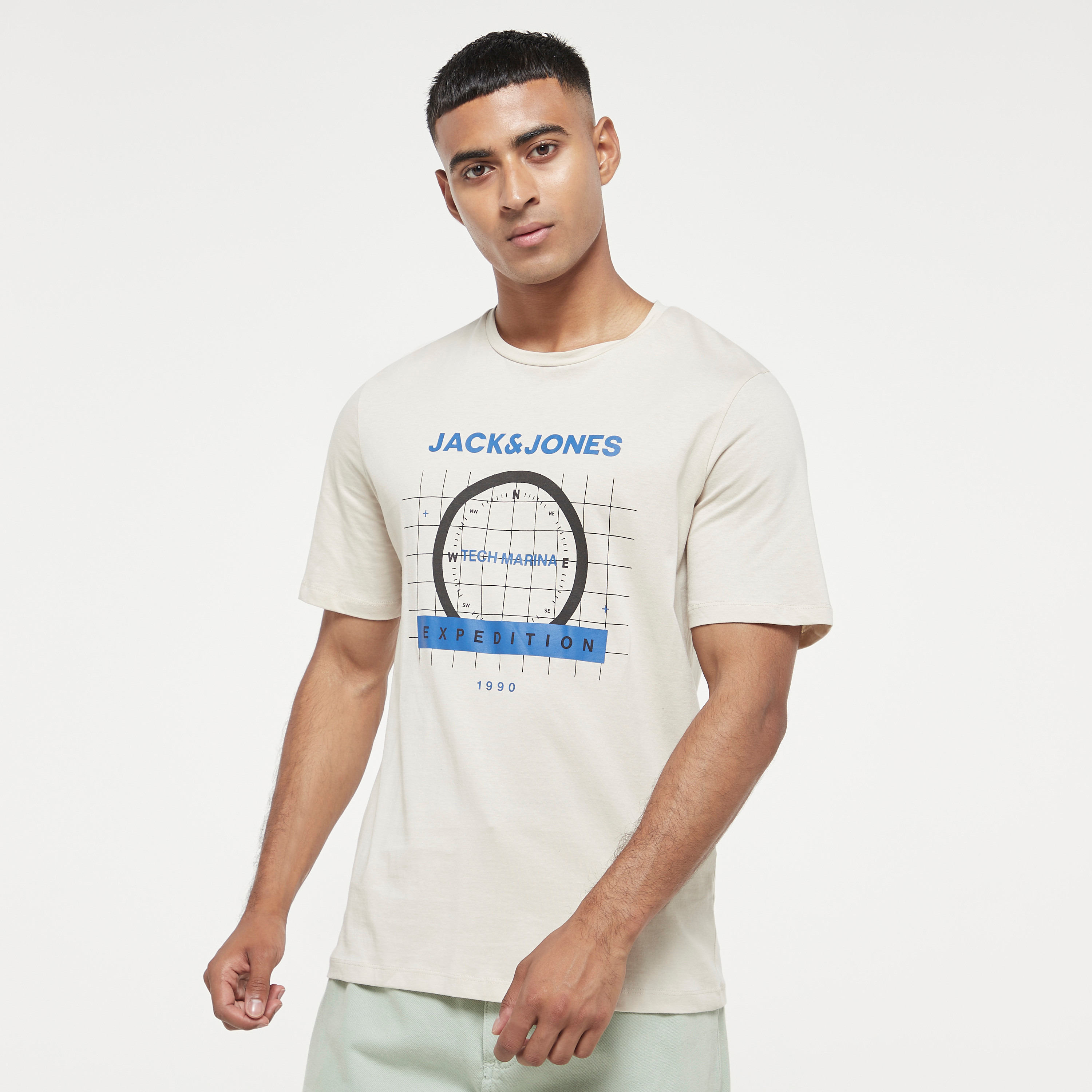  تي شيرت من جاك آند جونز مع شعار بأكمام قصيرة و ياقة مستديرة-men-clothing-tshirtsandpolos-tshirts-image-5