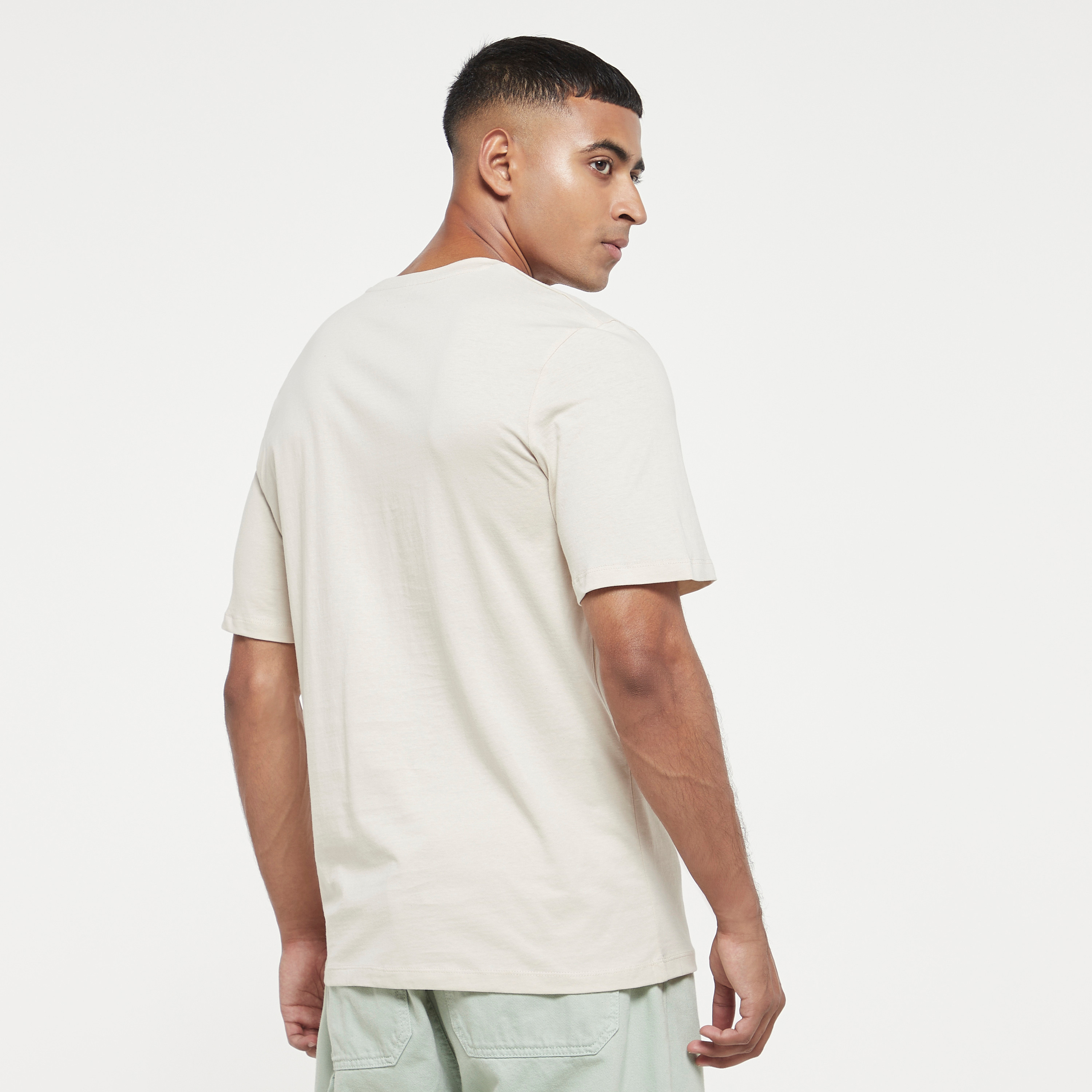  تي شيرت من جاك آند جونز مع شعار بأكمام قصيرة و ياقة مستديرة-men-clothing-tshirtsandpolos-tshirts-image-7