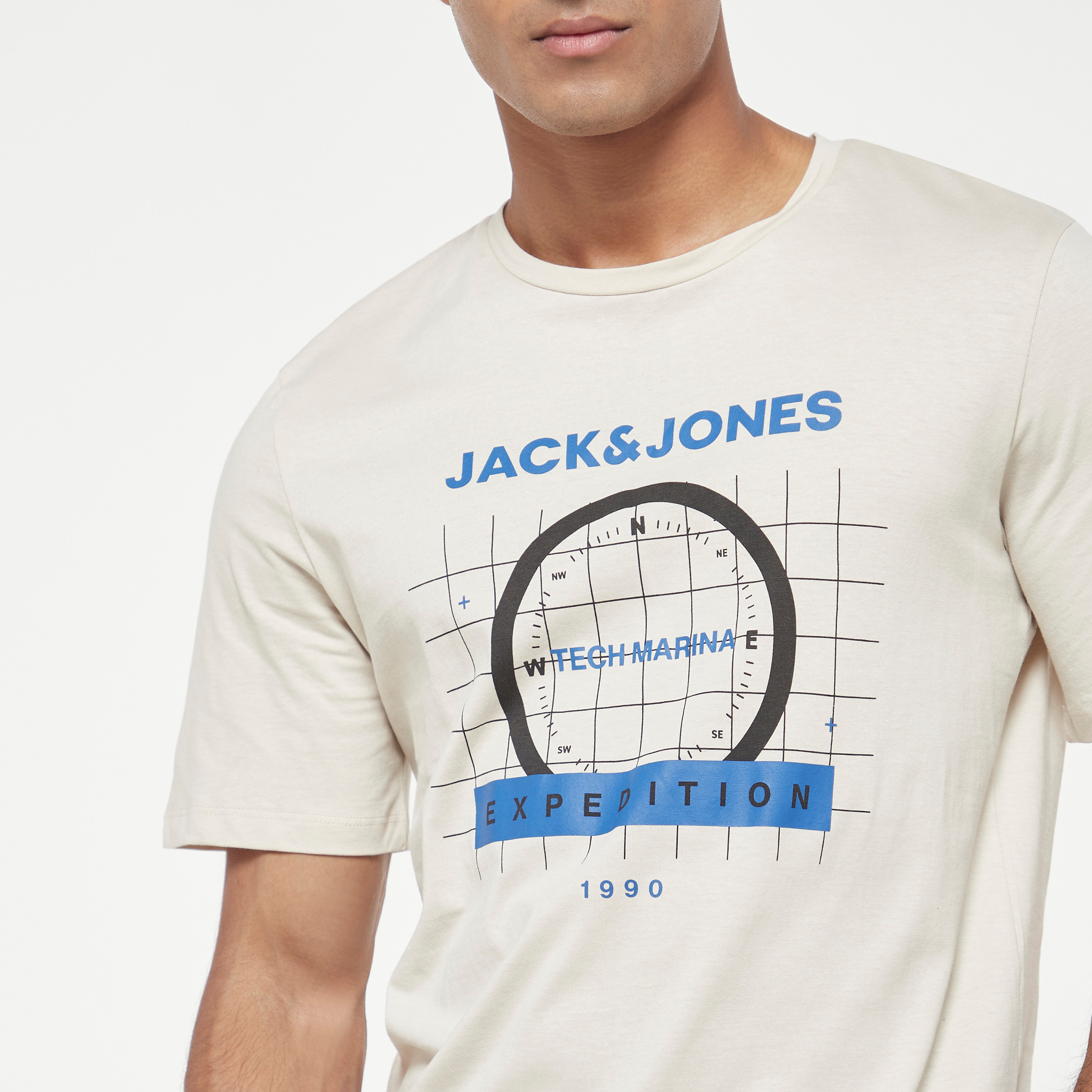  تي شيرت من جاك آند جونز مع شعار بأكمام قصيرة و ياقة مستديرة-men-clothing-tshirtsandpolos-tshirts-image-8
