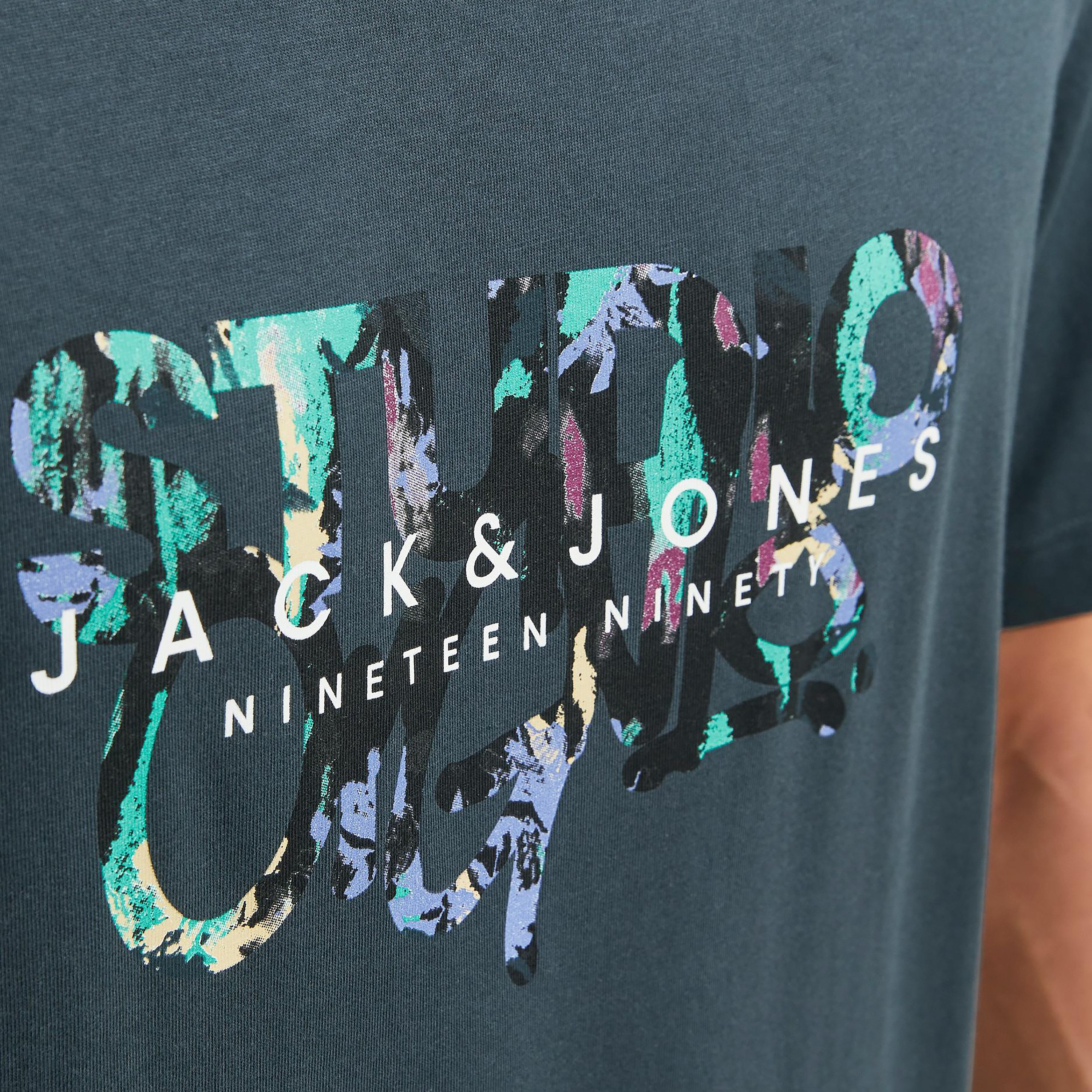 تي شيرت من جاك آند جونز مع مطبوع بأكمام قصيرة و ياقة مستديرة-men-clothing-tshirtsandpolos-tshirts-image-11
