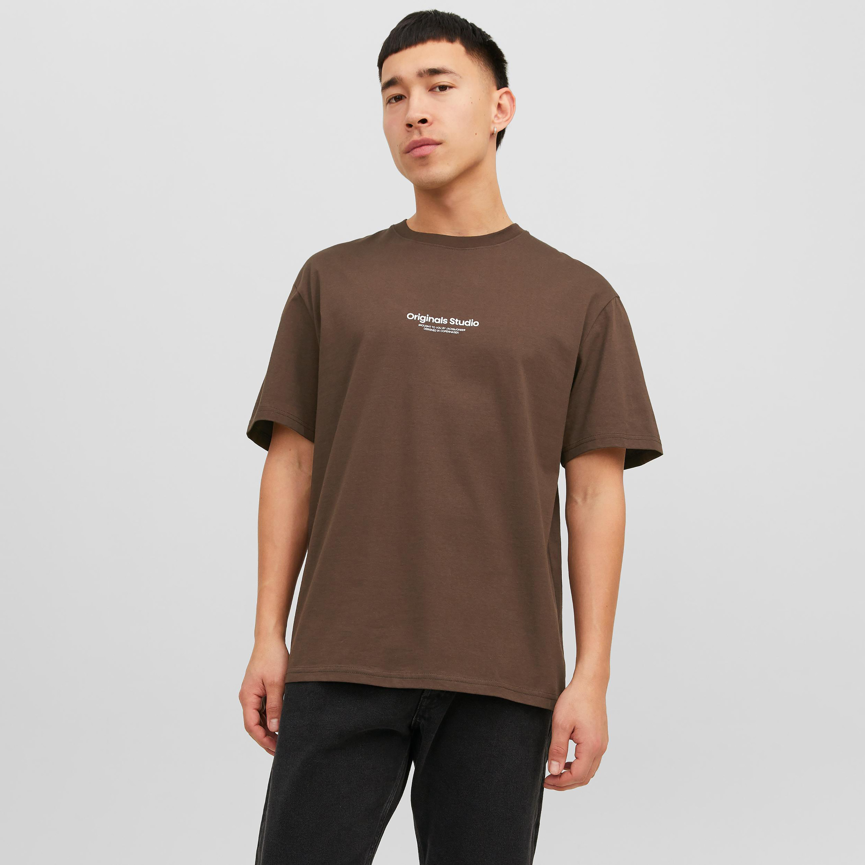  تي شيرت من جاك آند جونز مع مطبوع بأكمام قصيرة و ياقة مستديرة-men-clothing-tshirtsandpolos-tshirts-image-5