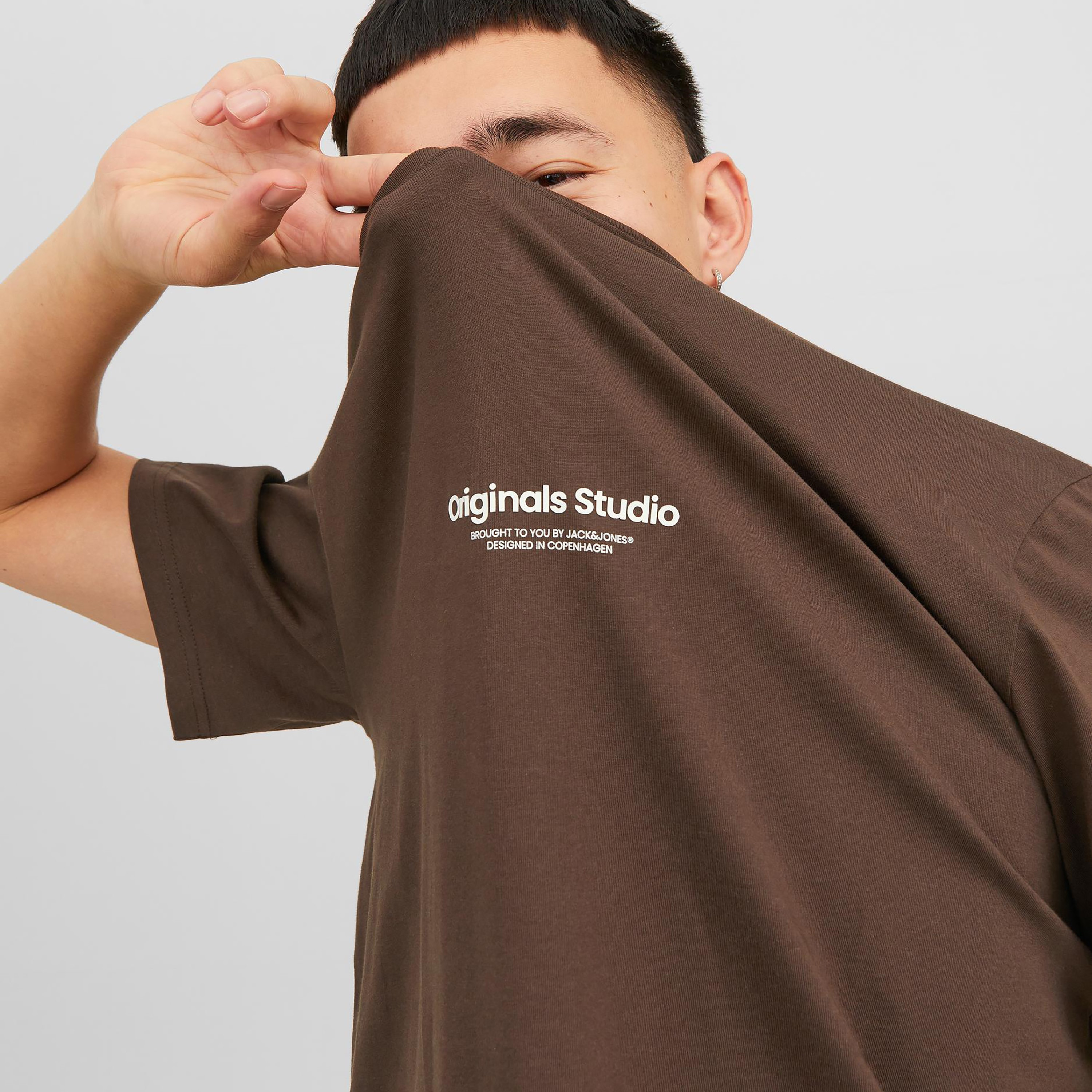  تي شيرت من جاك آند جونز مع مطبوع بأكمام قصيرة و ياقة مستديرة-men-clothing-tshirtsandpolos-tshirts-image-7
