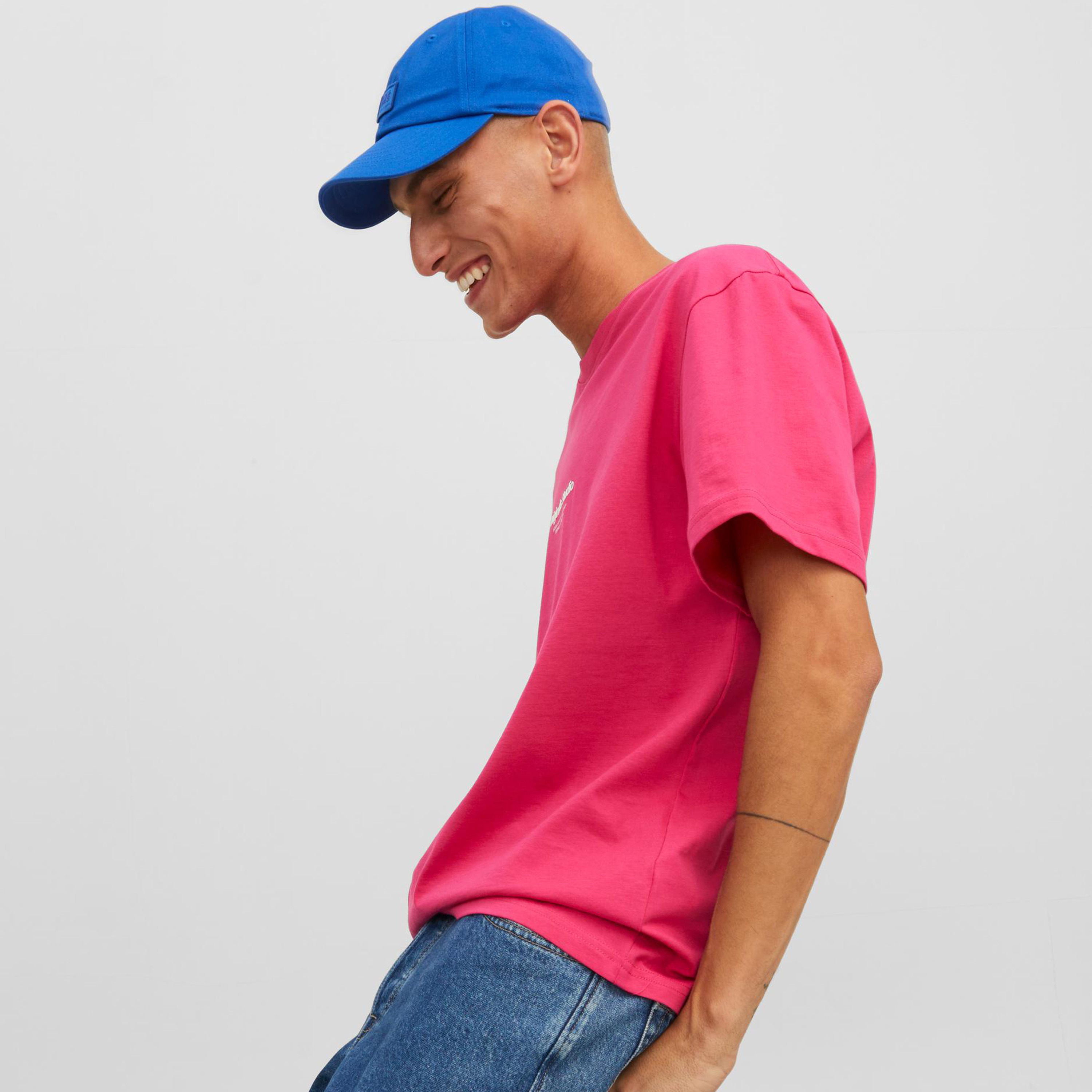  تي شيرت من جاك آند جونز مع مطبوع بأكمام قصيرة و ياقة مستديرة-men-clothing-tshirtsandpolos-tshirts-image-15