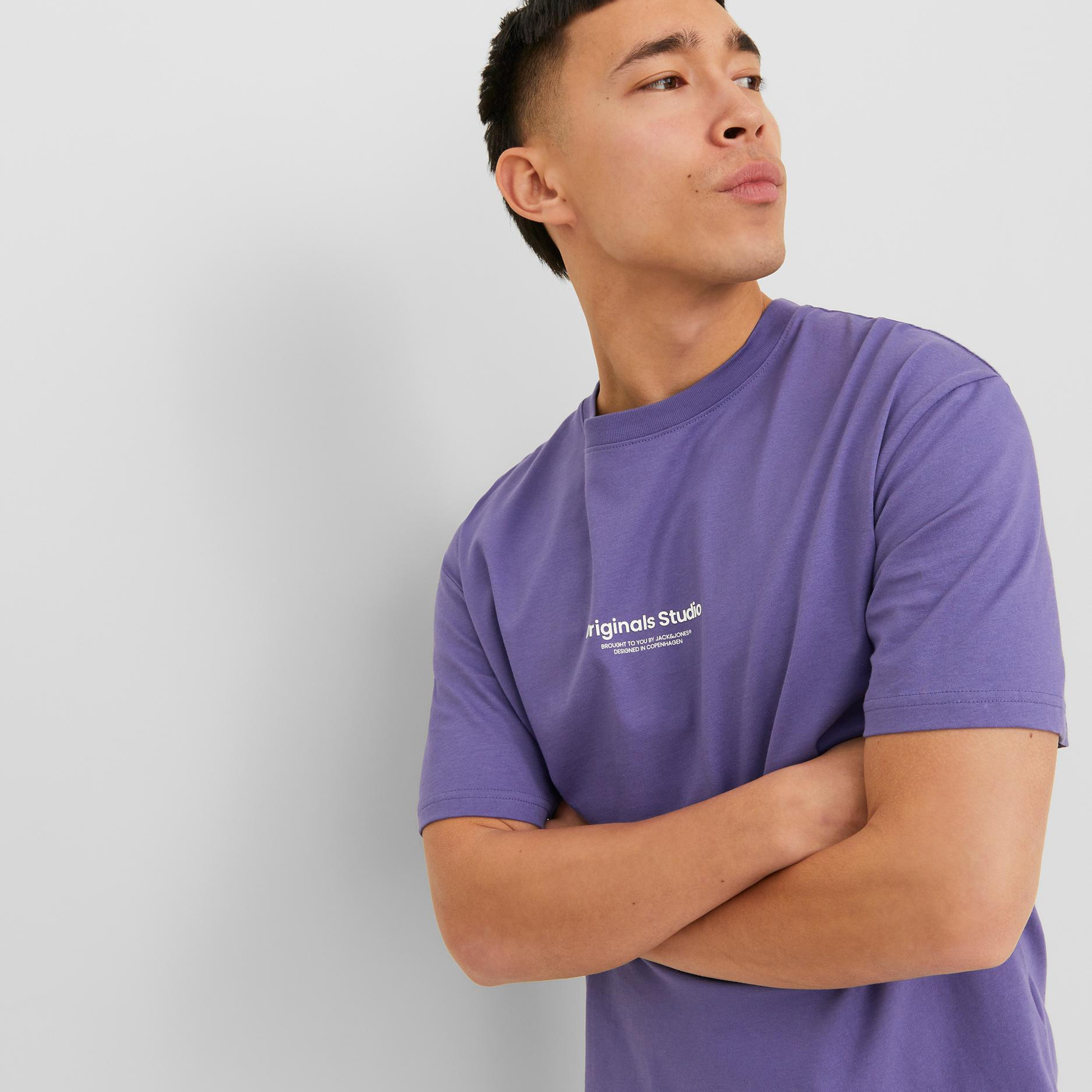  تي شيرت من جاك آند جونز مع مطبوع بأكمام قصيرة و ياقة مستديرة-men-clothing-tshirtsandpolos-tshirts-image-19