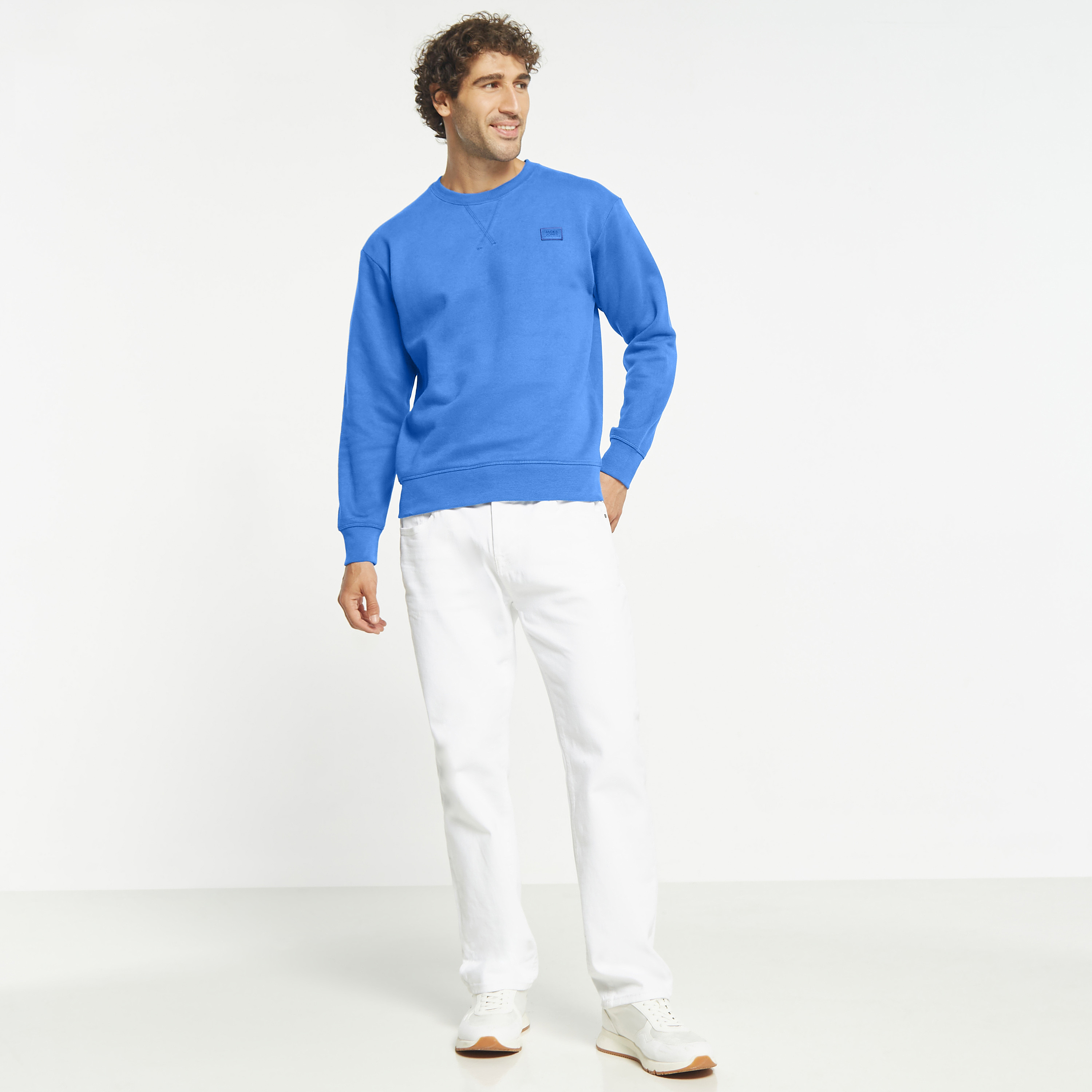 سويت شيرت من جاك آند جونز بأكمام طويلة وياقة مستديرة -men-winterwear-hoodiesandsweatshirts-image-2