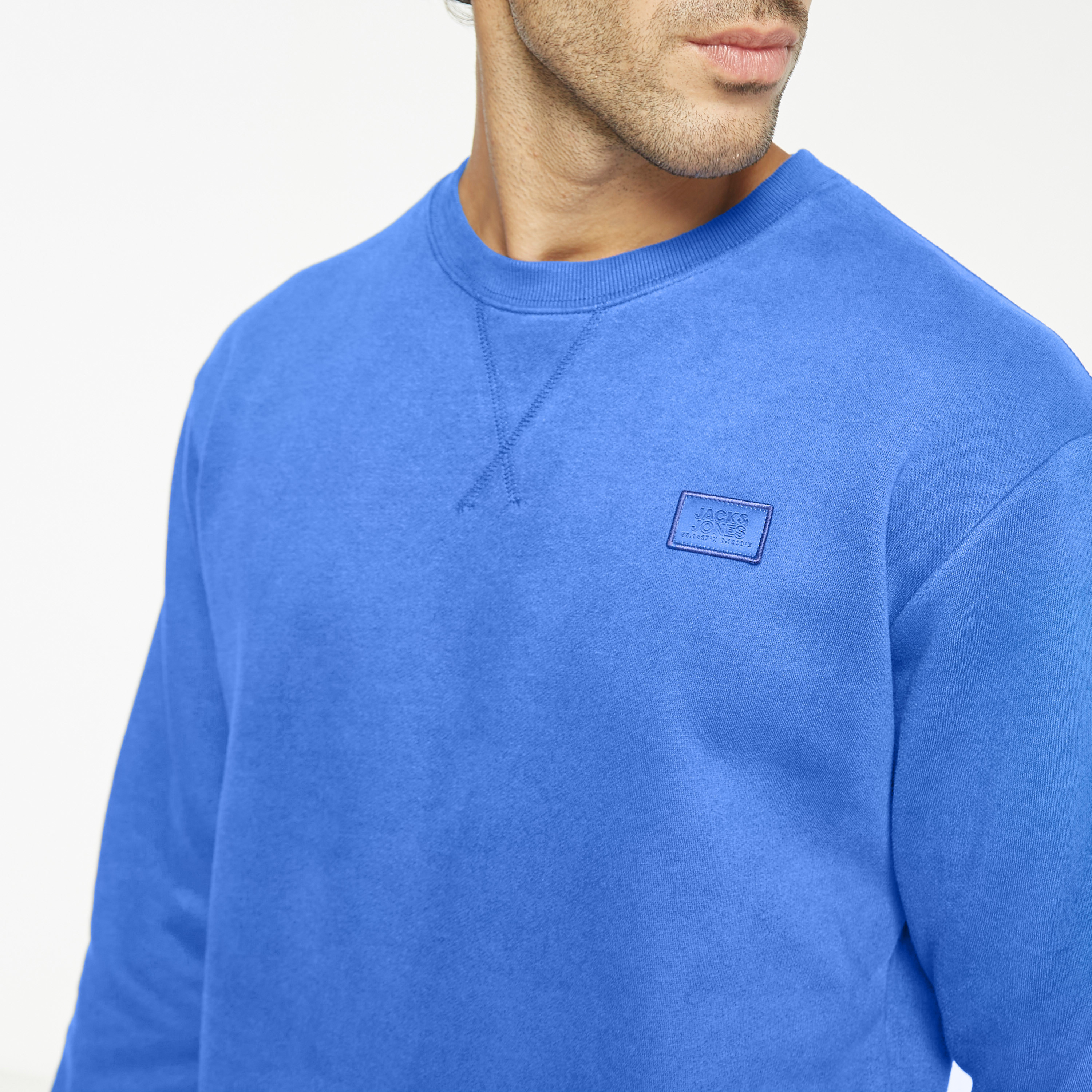 سويت شيرت من جاك آند جونز بأكمام طويلة وياقة مستديرة -men-winterwear-hoodiesandsweatshirts-image-4