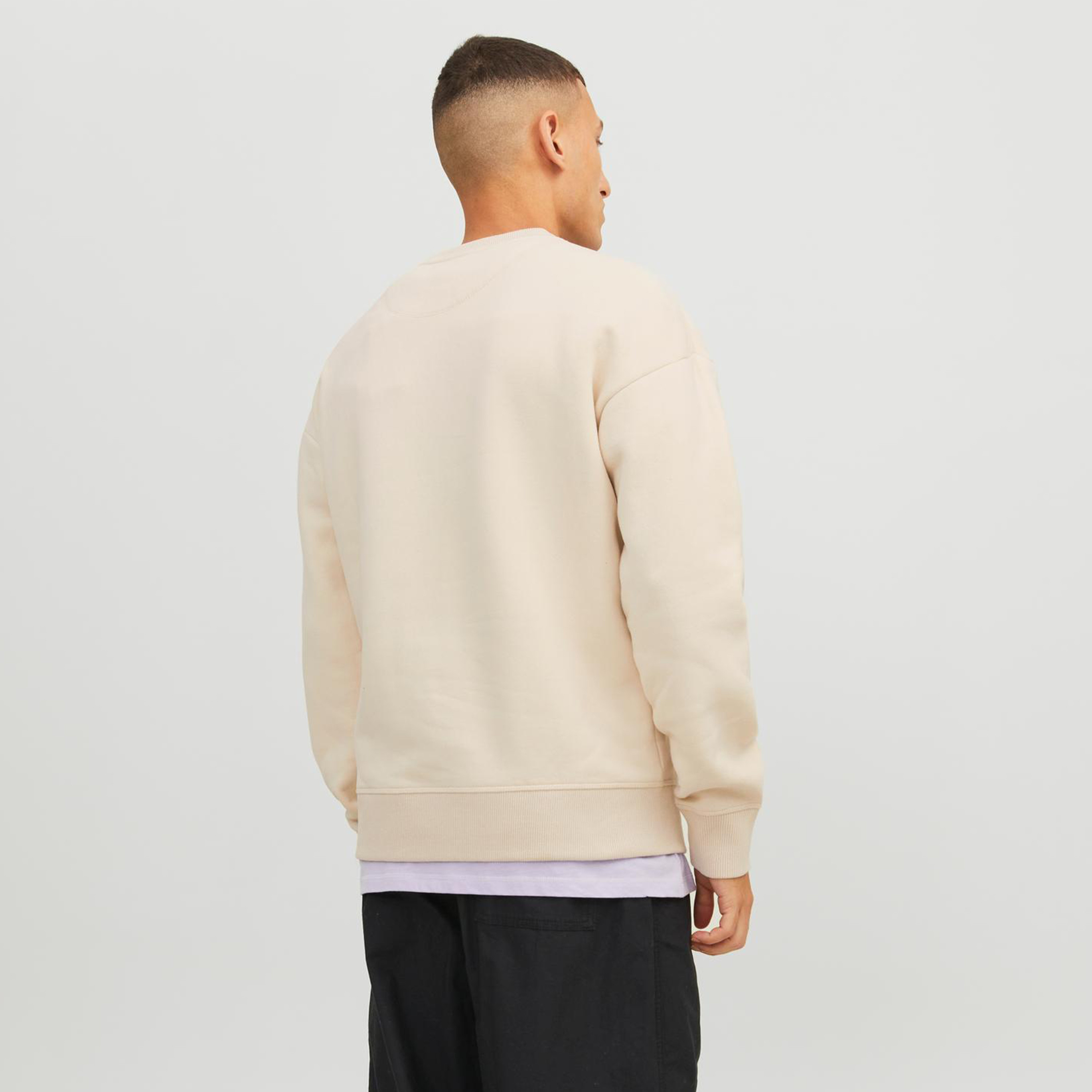 سويت شيرت من جاك آند جونز بأكمام طويلة وياقة مستديرة -men-winterwear-hoodiesandsweatshirts-image-8