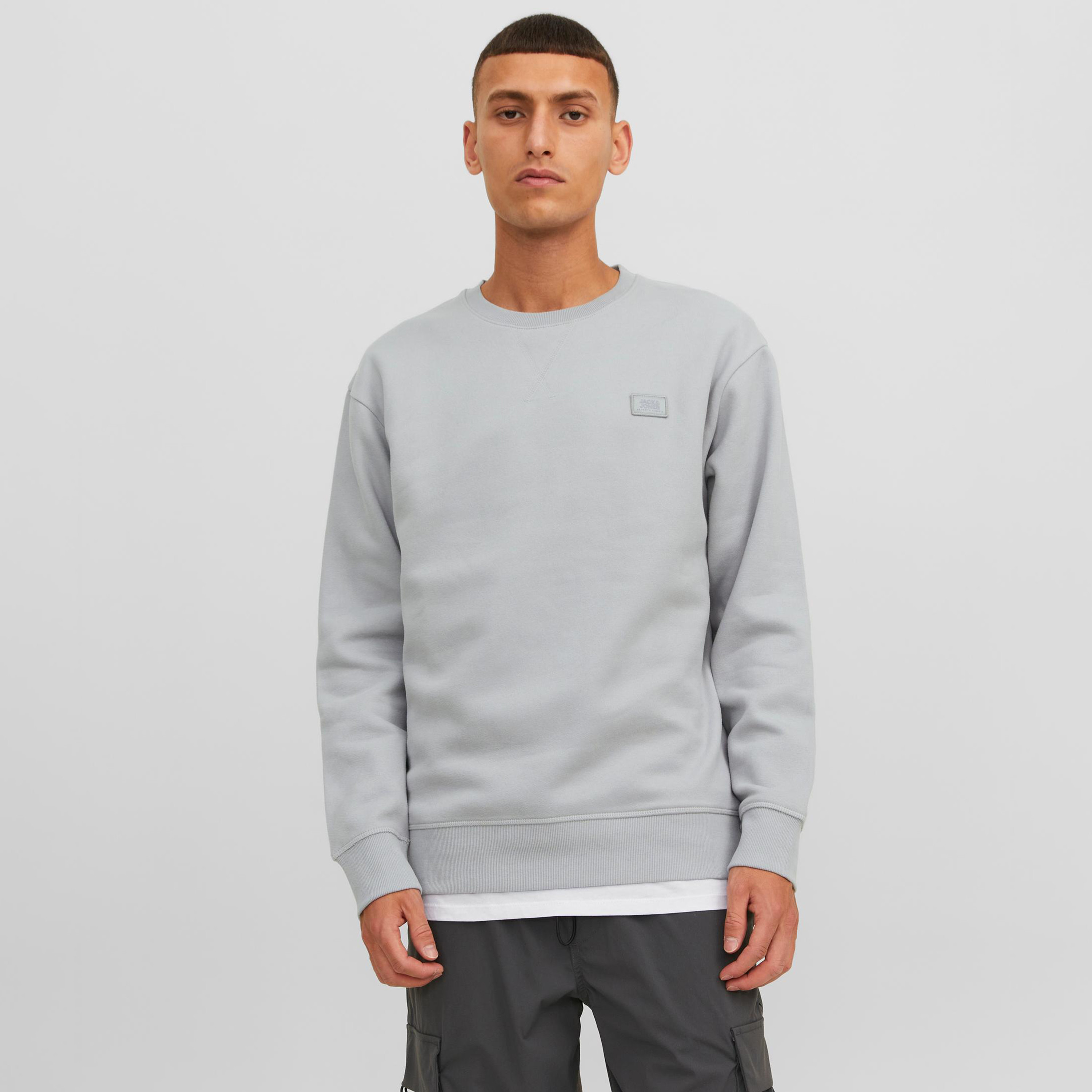سويت شيرت من جاك آند جونز بأكمام طويلة وياقة مستديرة -men-winterwear-hoodiesandsweatshirts-image-9