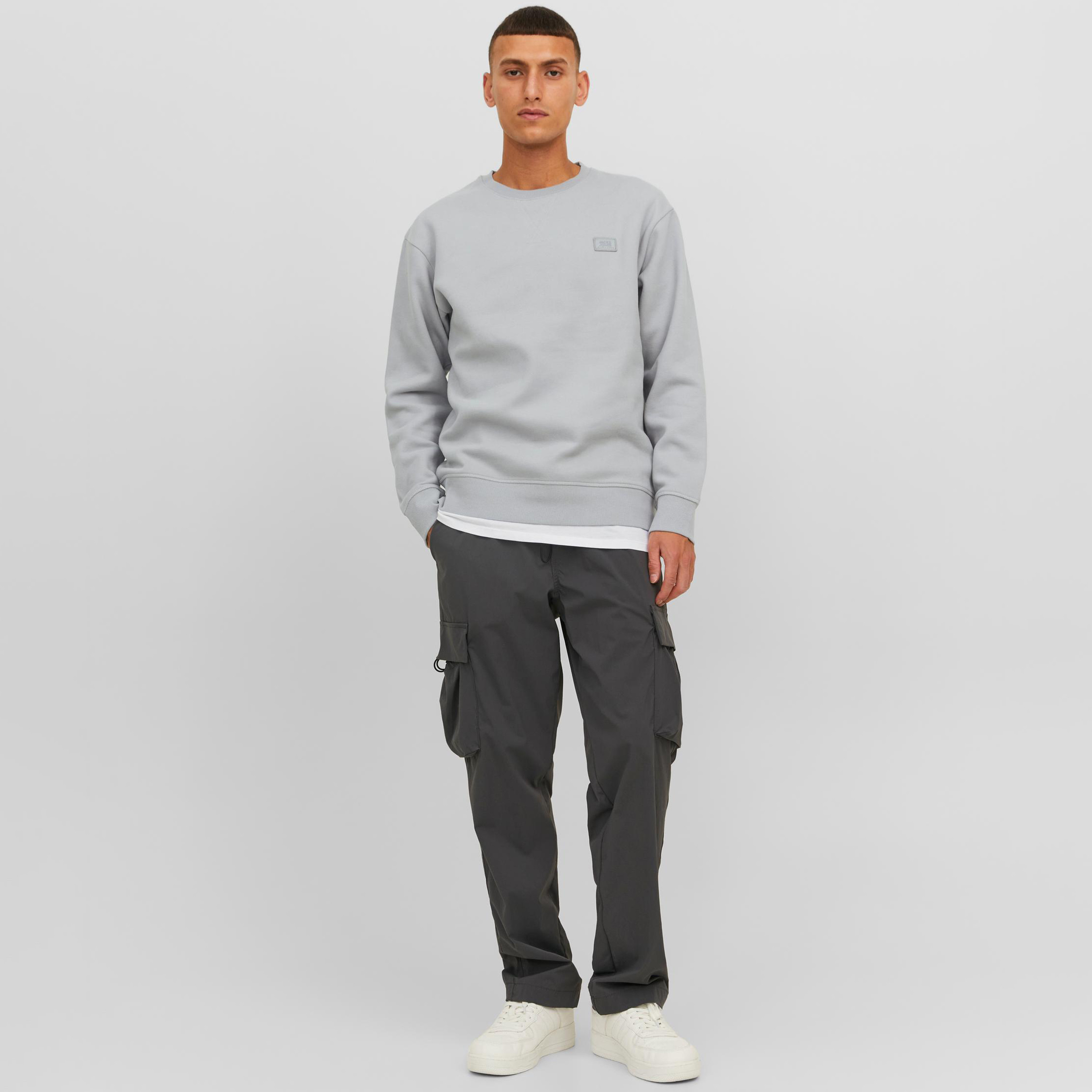 سويت شيرت من جاك آند جونز بأكمام طويلة وياقة مستديرة -men-winterwear-hoodiesandsweatshirts-image-10