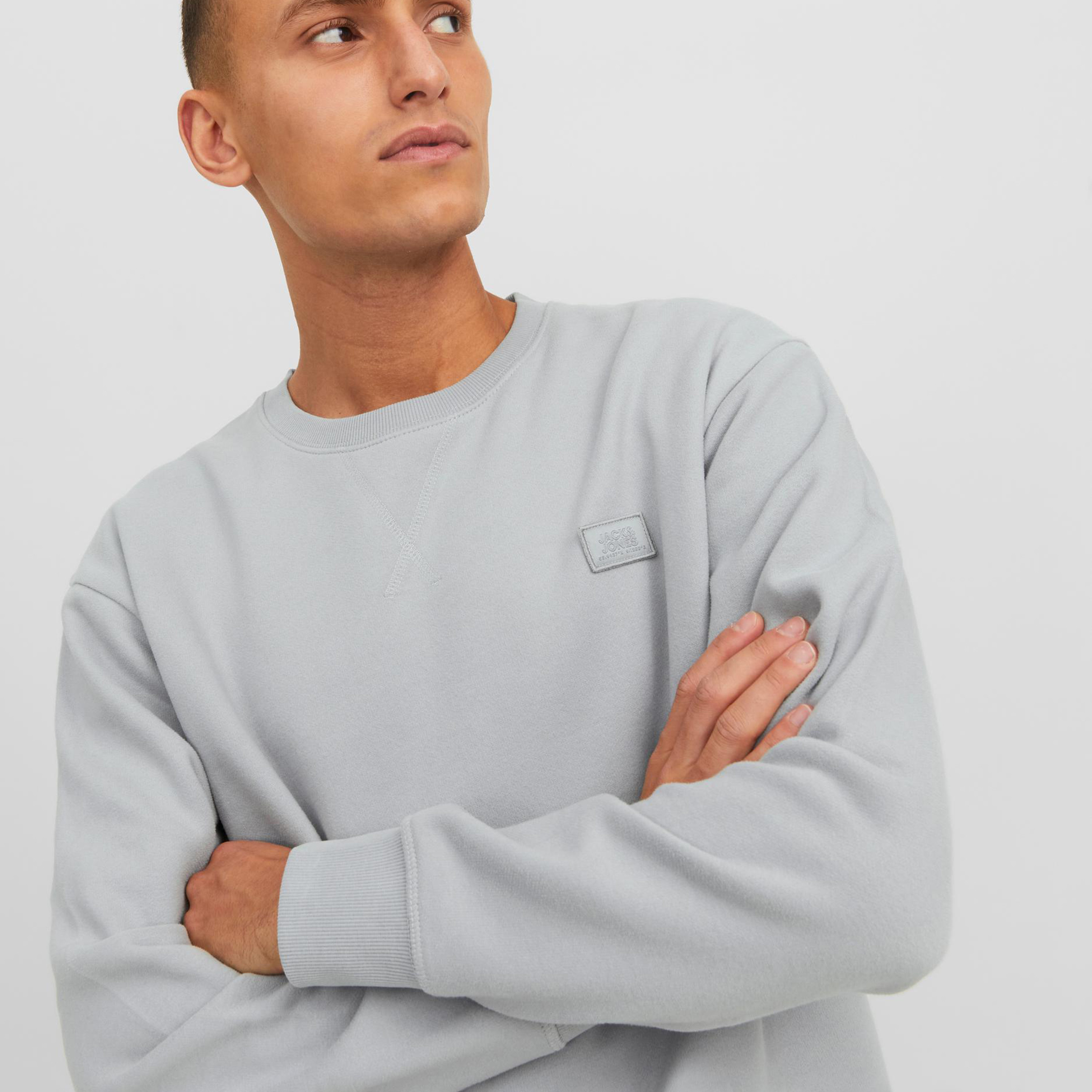 سويت شيرت من جاك آند جونز بأكمام طويلة وياقة مستديرة -men-winterwear-hoodiesandsweatshirts-image-11