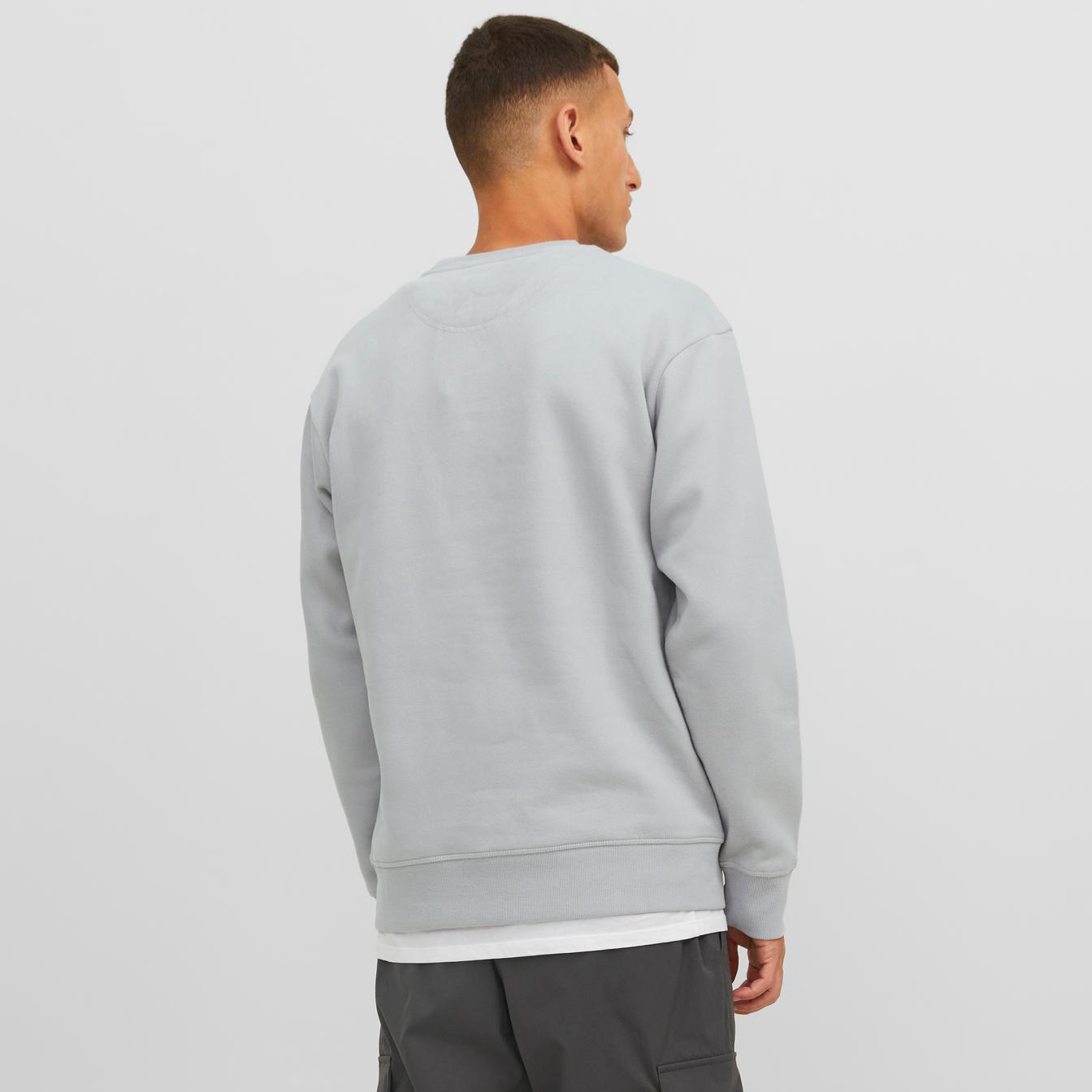 سويت شيرت من جاك آند جونز بأكمام طويلة وياقة مستديرة -men-winterwear-hoodiesandsweatshirts-image-12